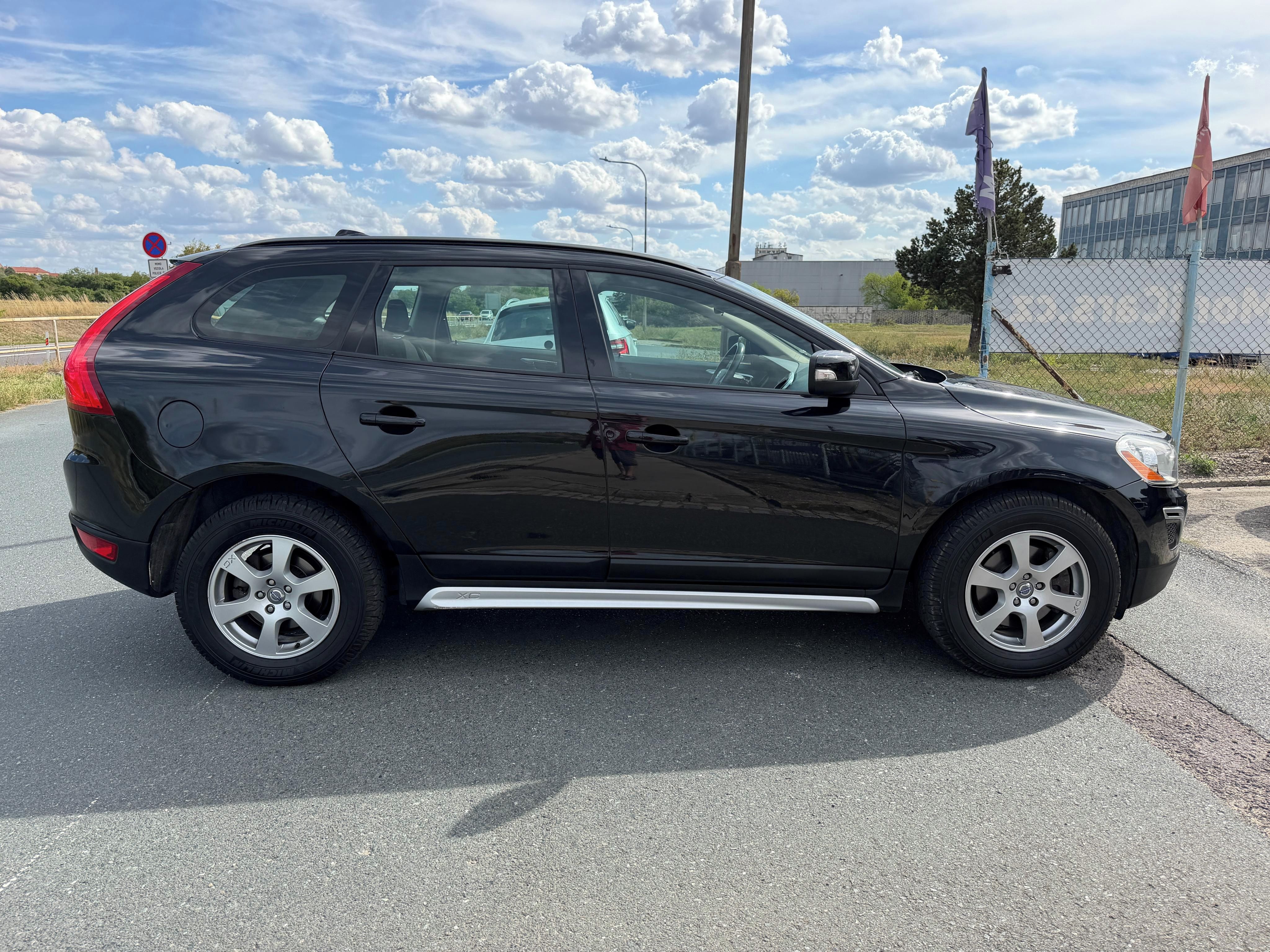 Volvo XC60, 2.0 D3 120kW AUTOMAT - fotka 4