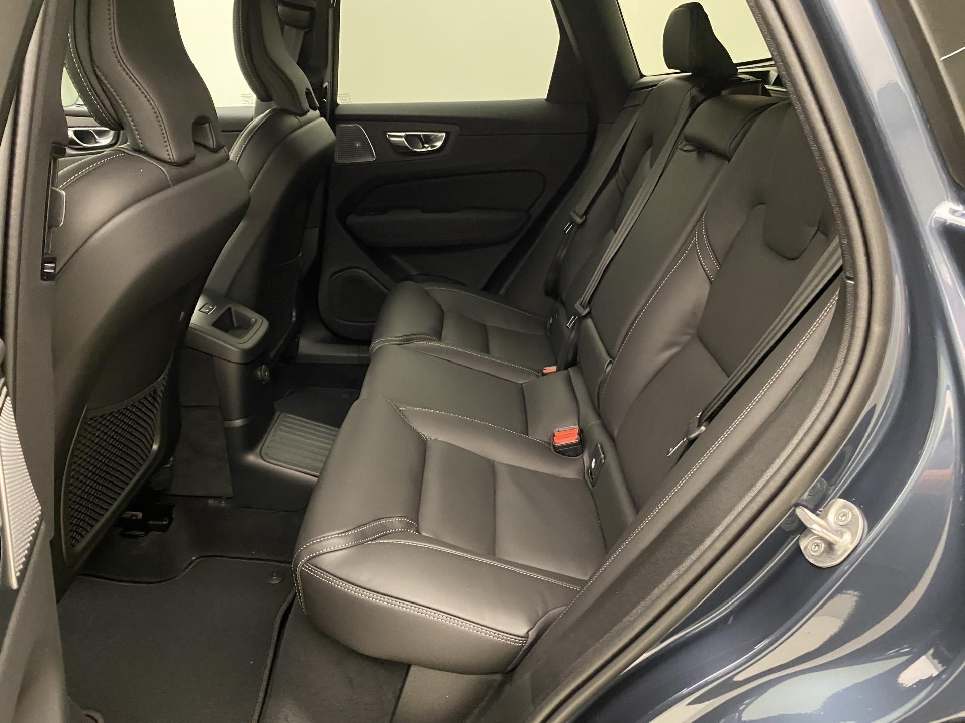 Volvo XC60, T8 AWD RECHARGE BLACK EDITION - fotka 5