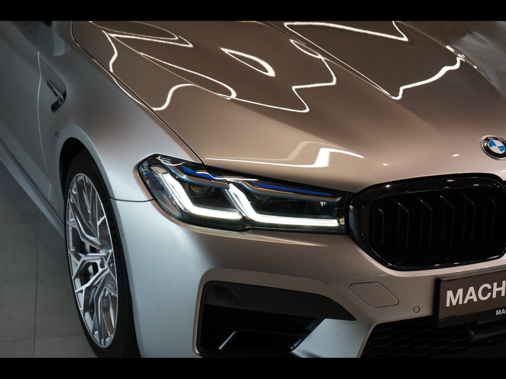 BMW M5, Masáž, Ventilace, H/K, Head-up - fotka 5