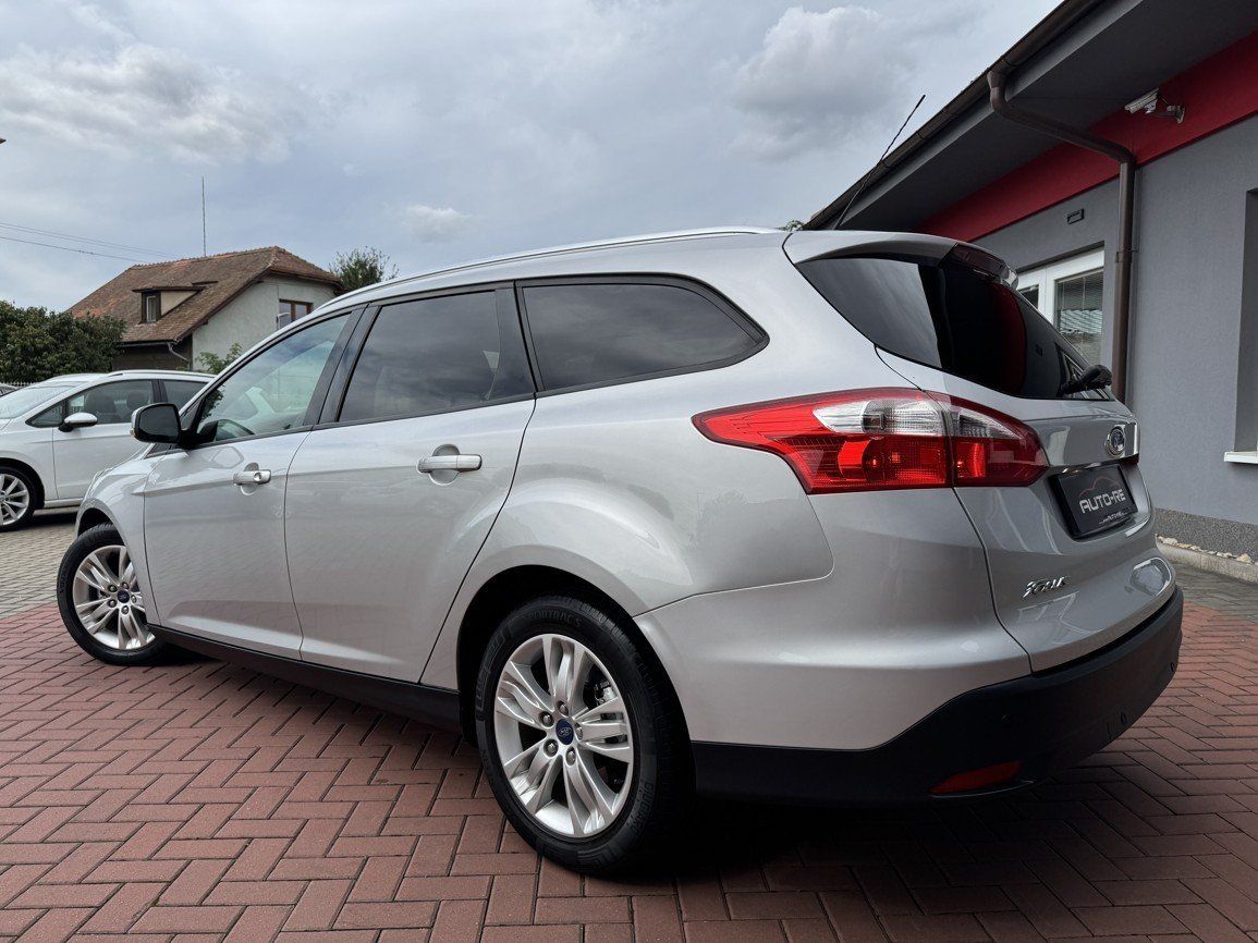 Ford Focus, 1.6i Ti-VCT Klima Winter Paket - fotka 3