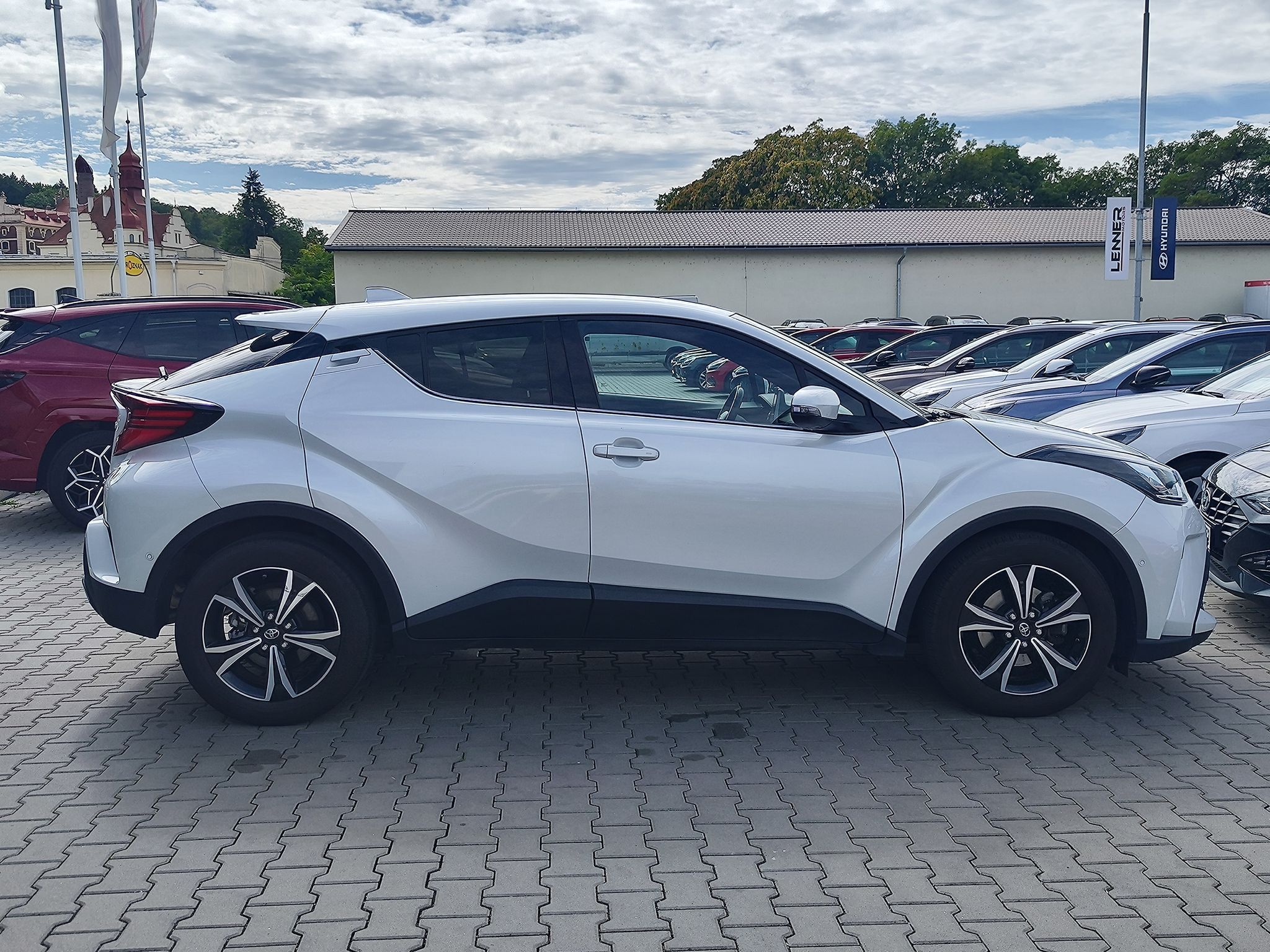 Toyota C-HR, 2.0 HEV/112kW Executive E-CVT - fotka 4