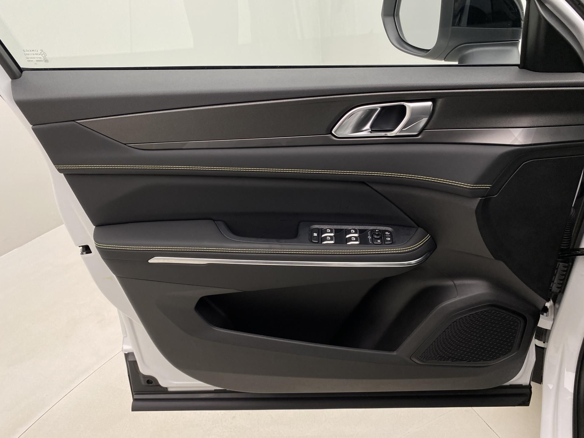Lynk & Co 01, CORE PHEV AUT CZ 1.maj - fotka 6