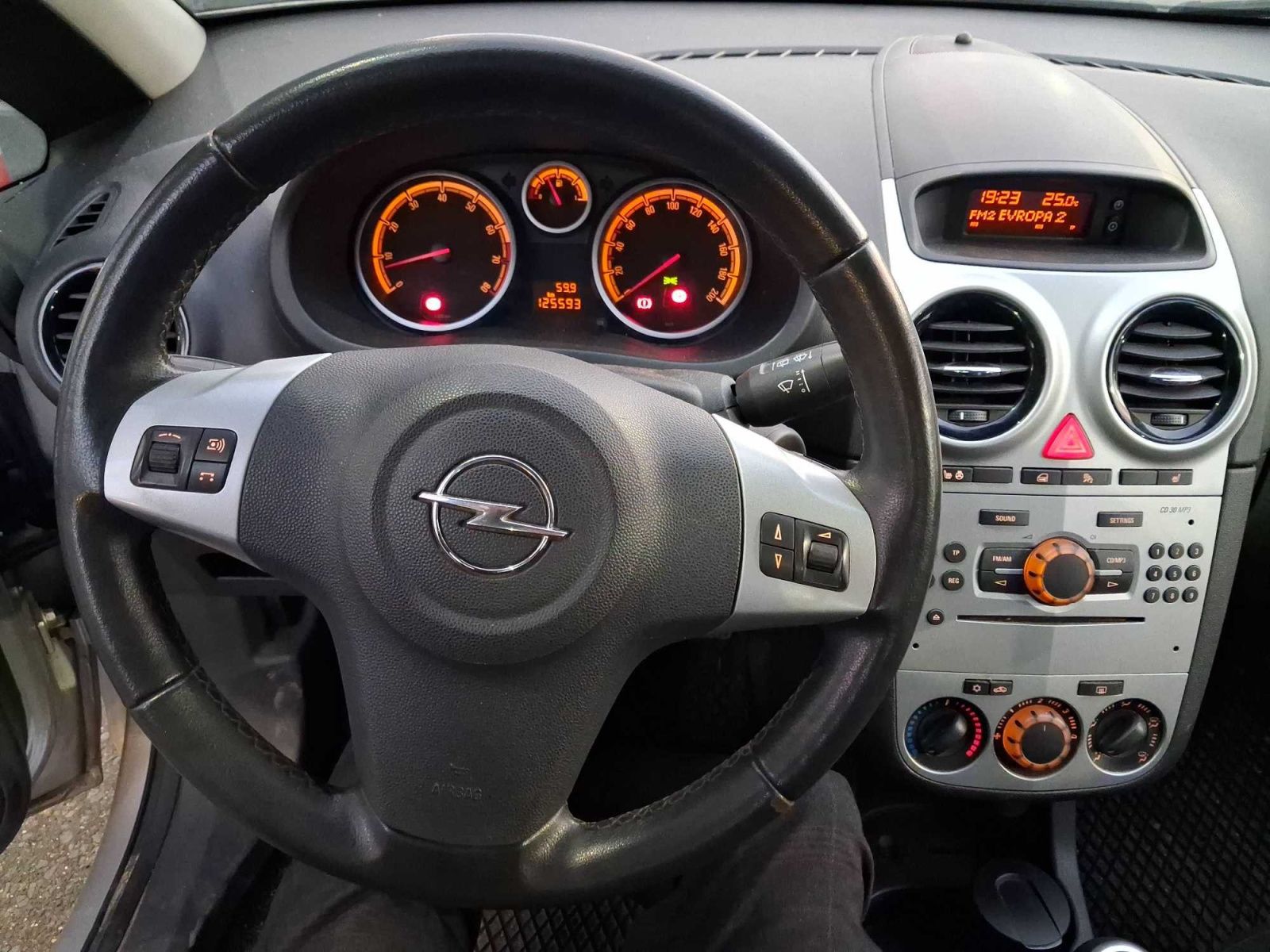 Opel Corsa, 1.2, po STK, jezdí výborně - fotka 3