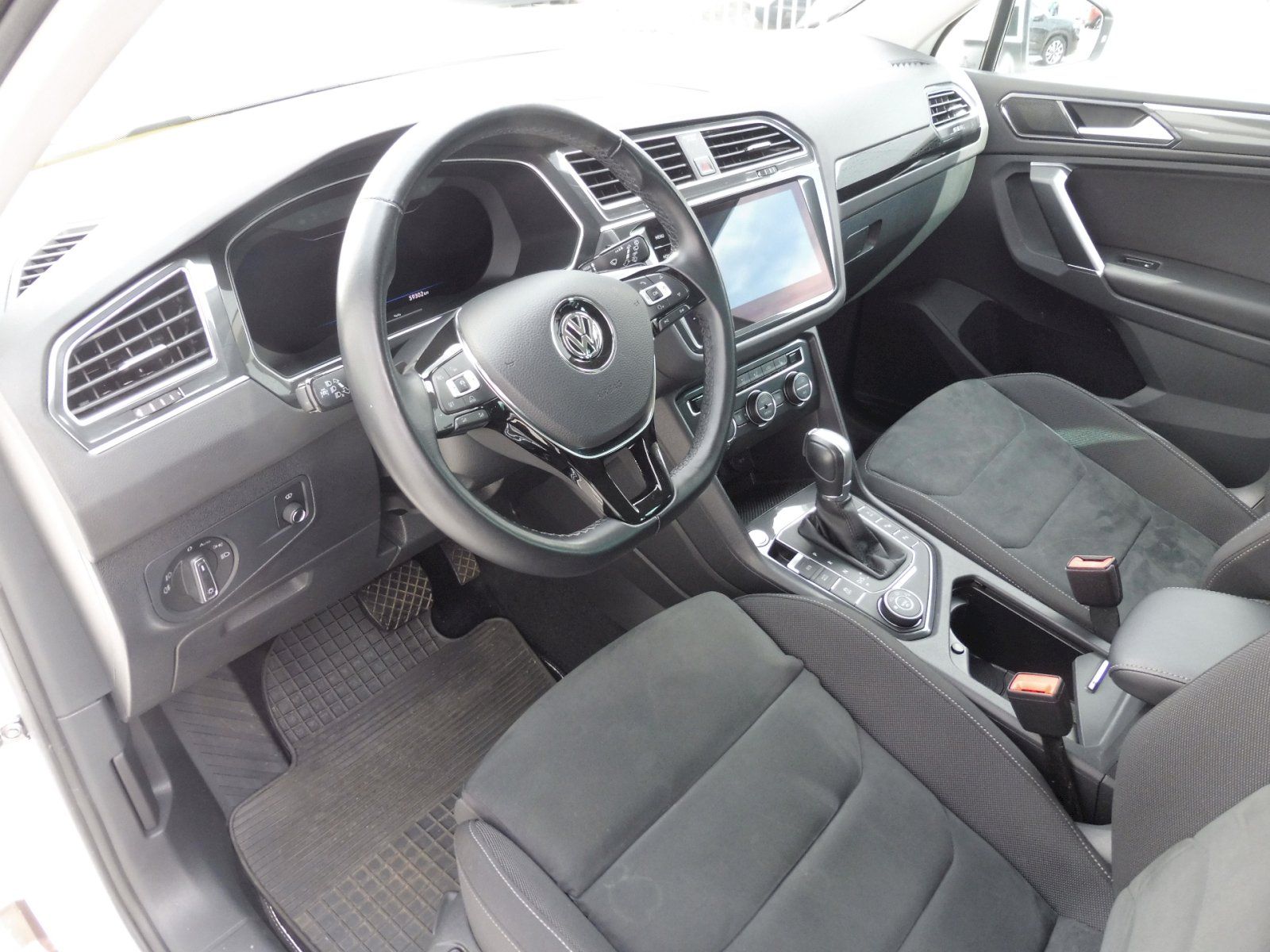 Volkswagen Tiguan, Highline 2,0 TDI 140kW DSG 4MO - fotka 6