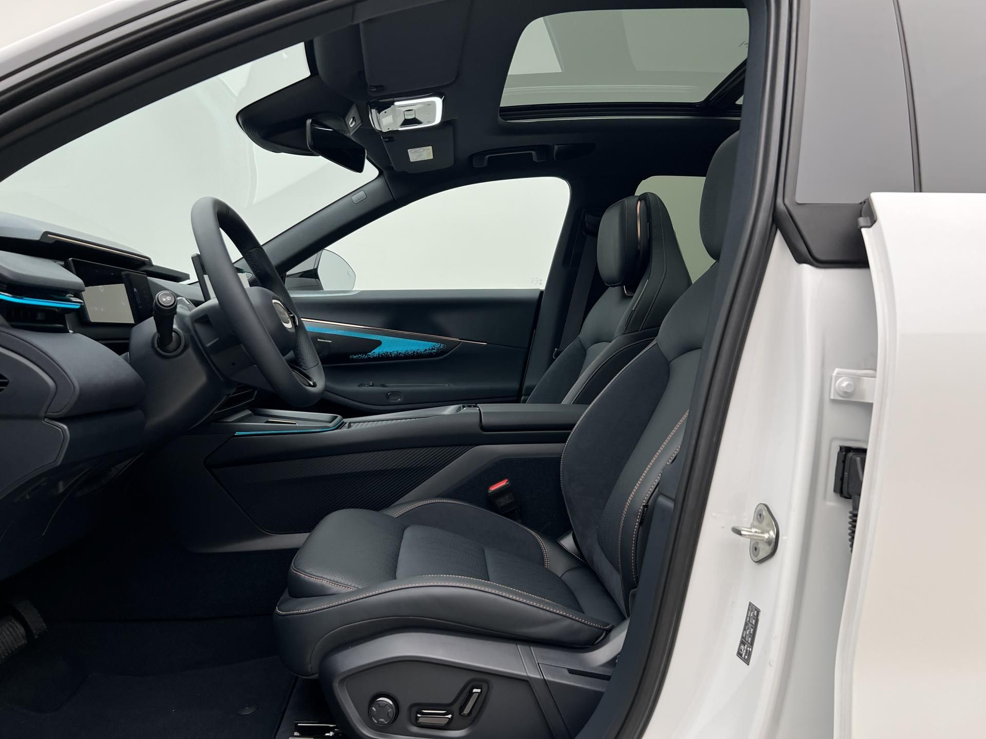 Lynk & Co 08, MORE PHEV - fotka 3