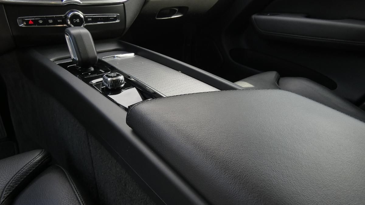 Volvo XC60, B4 AWD Plus Bright Auto - fotka 6