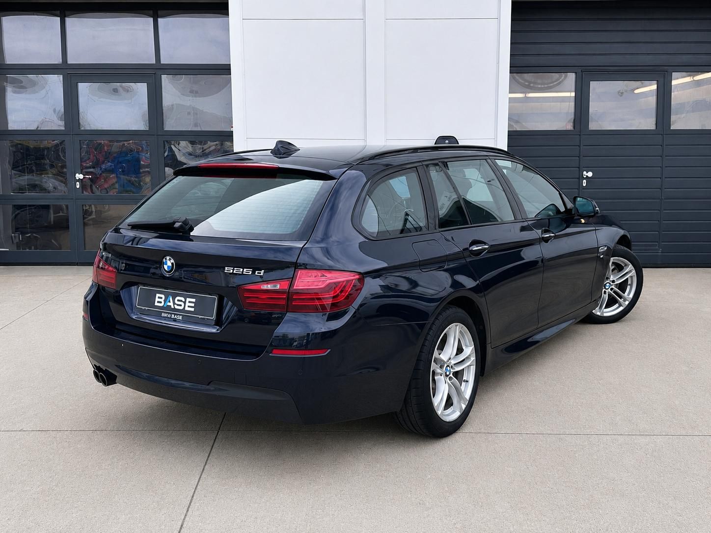 BMW Řada 5, 525d xDrive M-Sport Touring - fotka 4