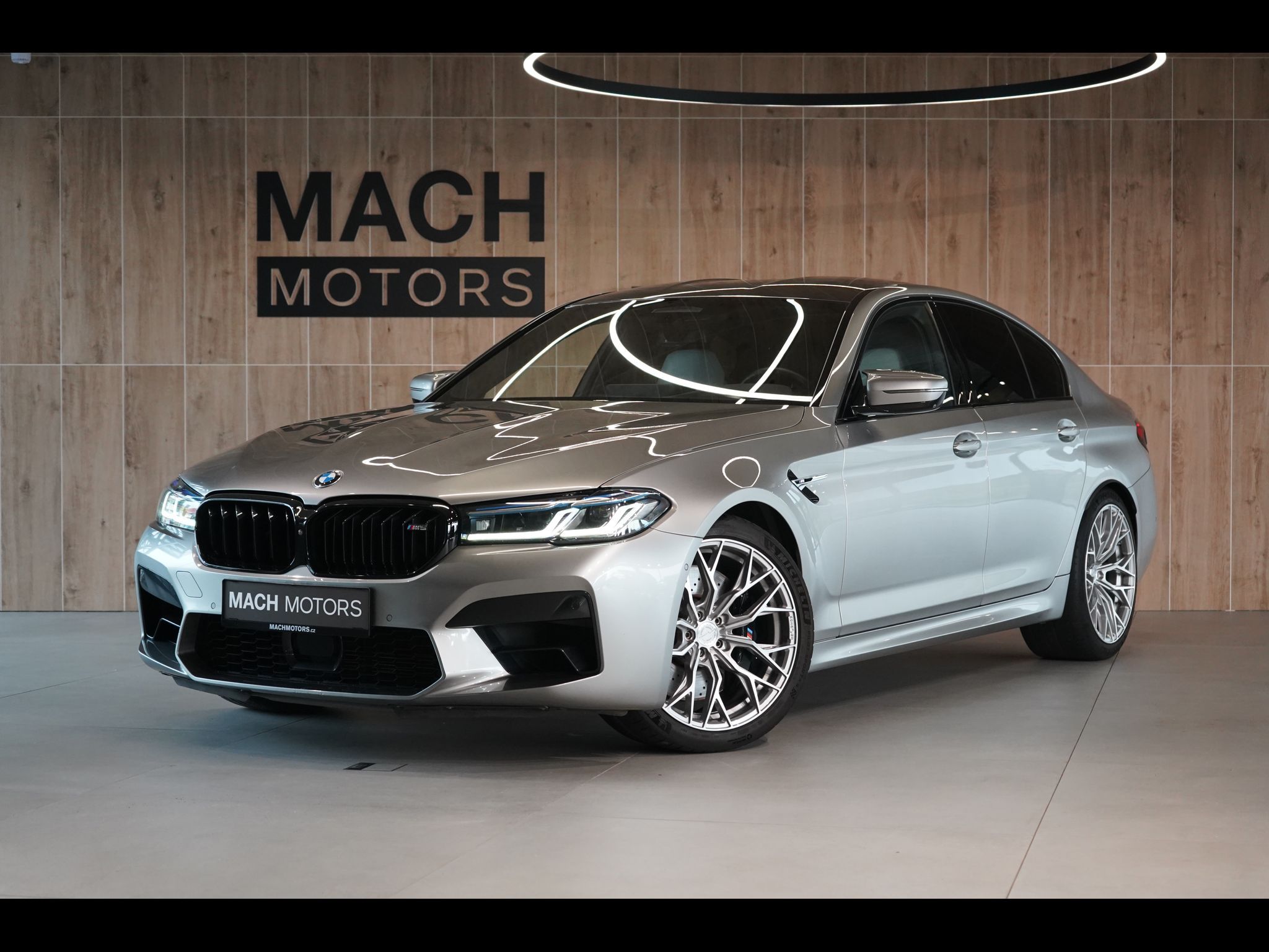 BMW M5, Masáž, Ventilace, H/K, Head-up