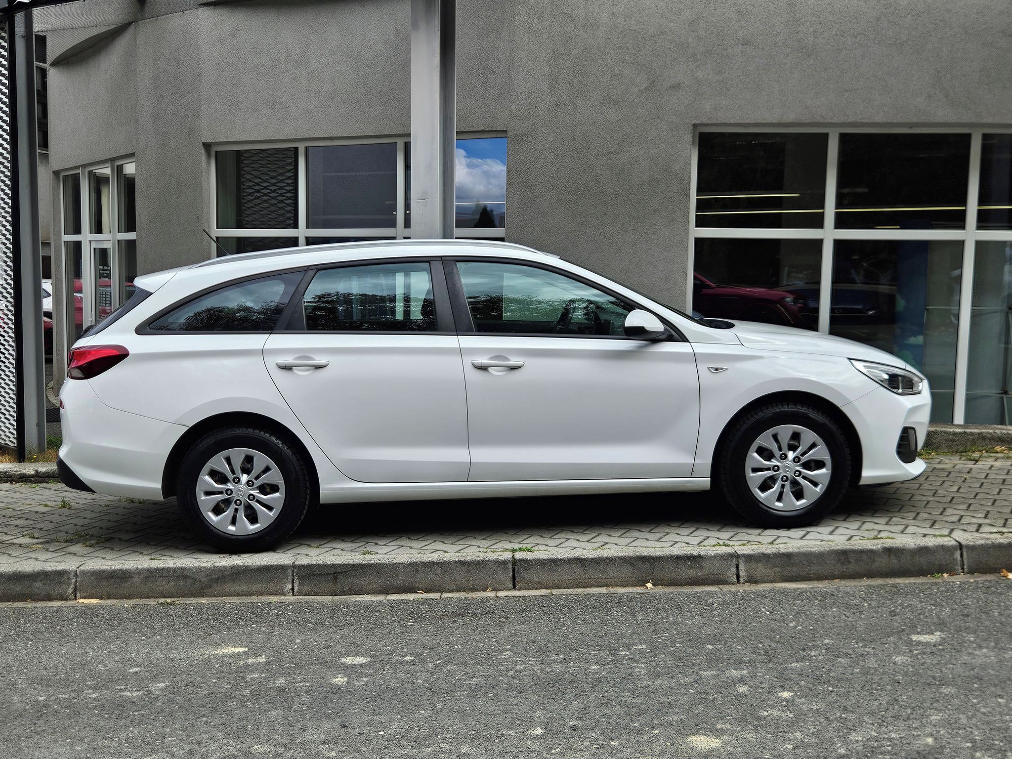 Hyundai i30, 1,4i 73kW, Start Plus, serv.kn - fotka 6