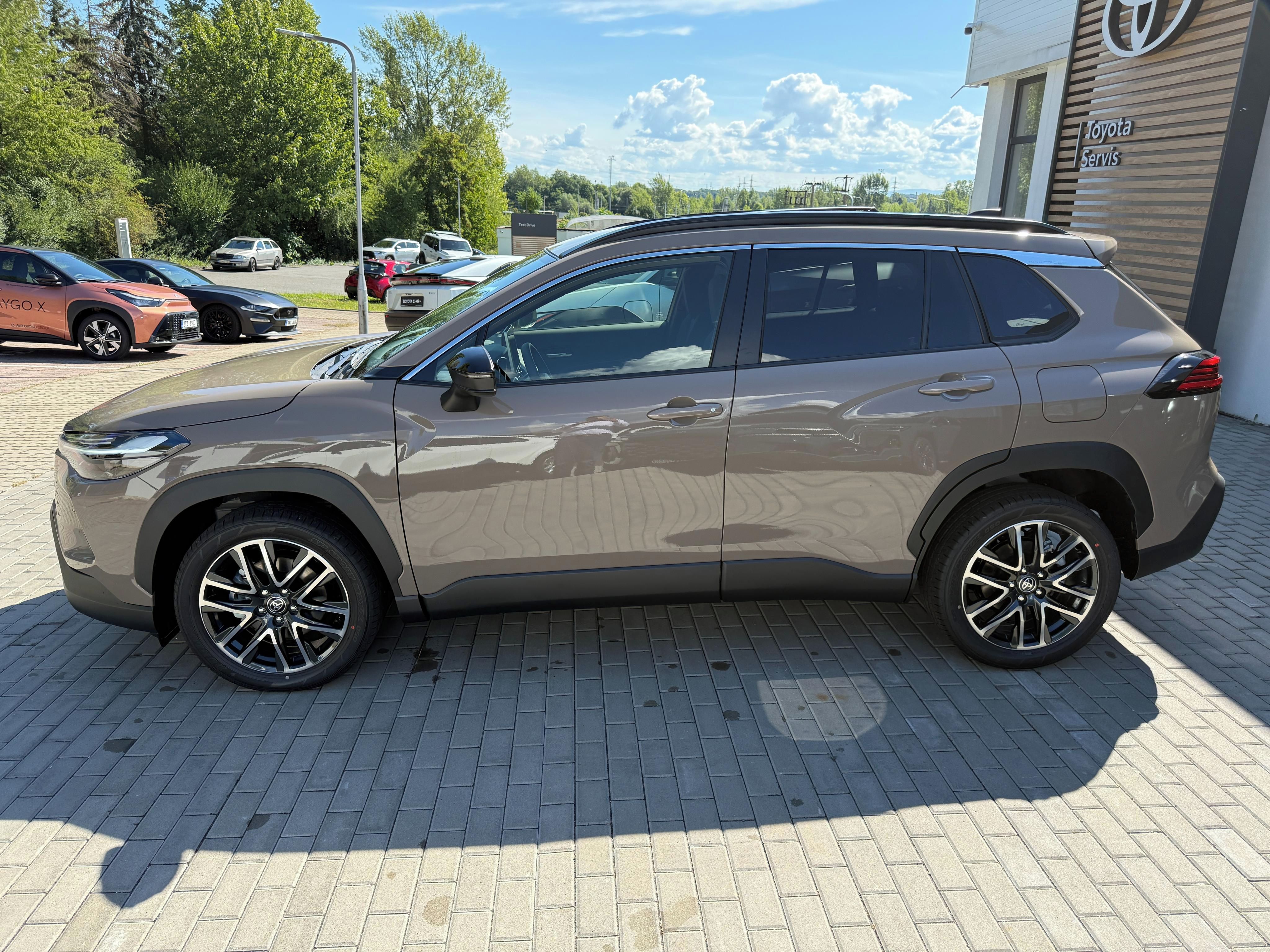 Toyota Corolla Cross, 1.8 HEV STYLE + zimní kola - fotka 3