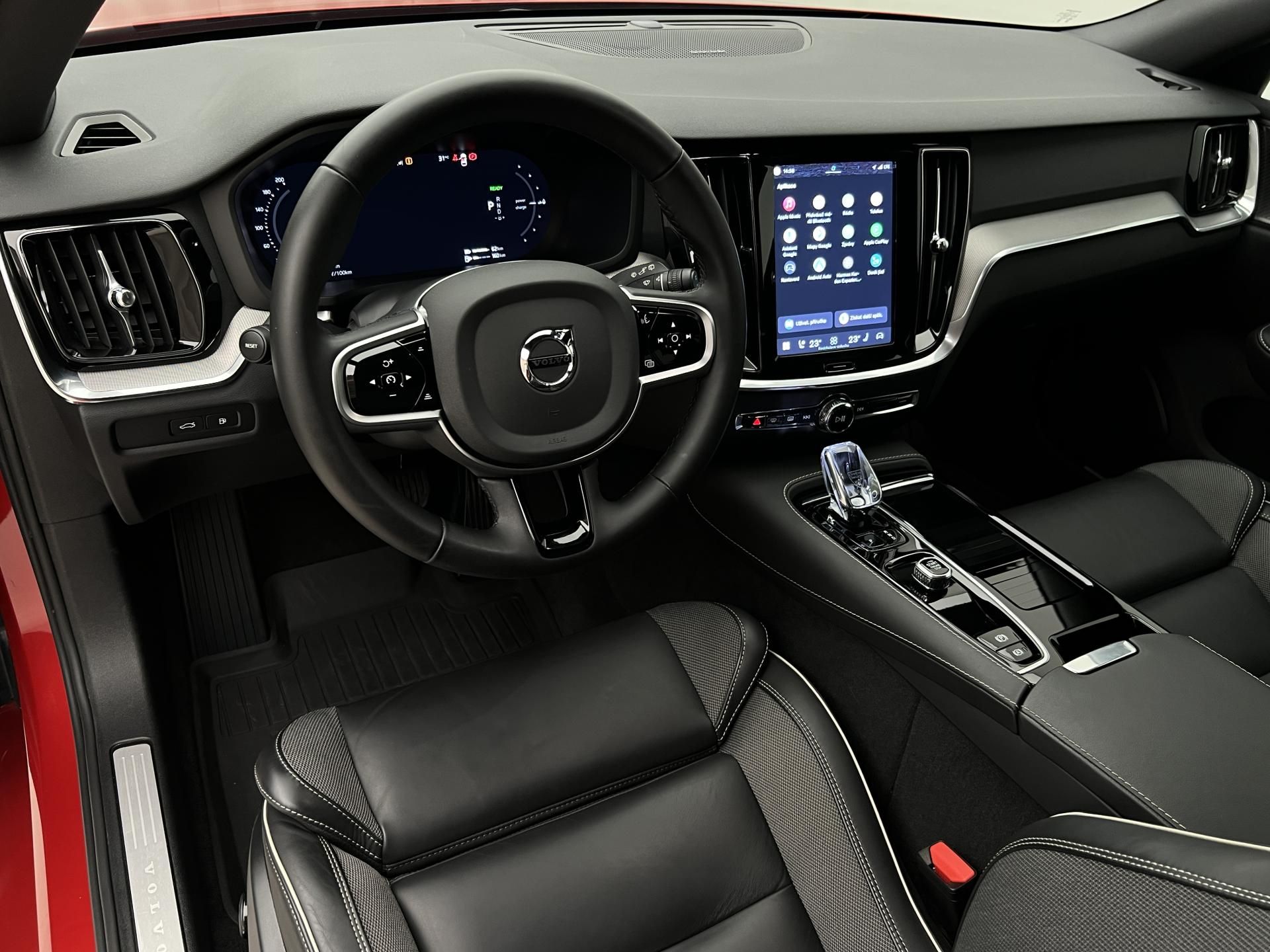 Volvo V60, T6 AWD DARK PLUS RECHARGE AUT - fotka 4