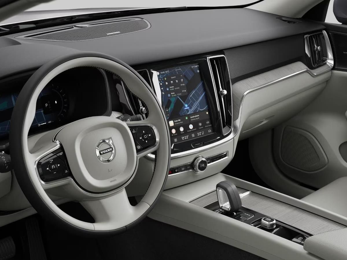 Volvo V60, 2.0B4 FWD 145kW PLUS BRIGHT - fotka 3