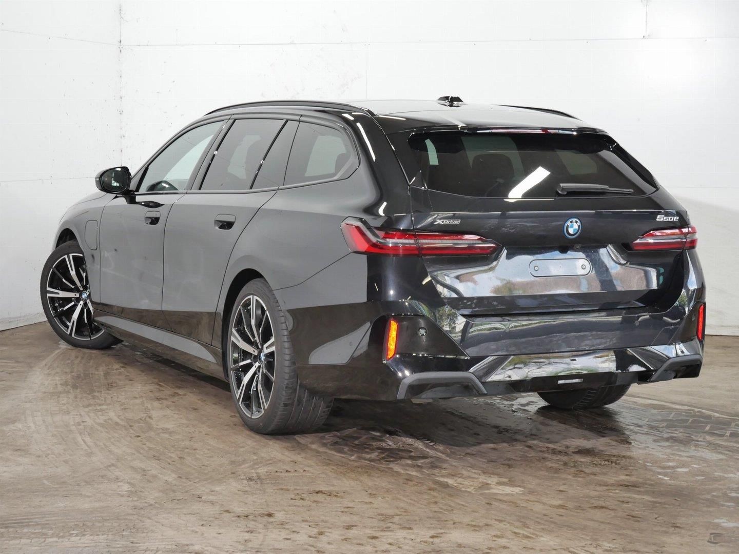 BMW Řada 5, 550e xDrive Touring M PRO - fotka 3