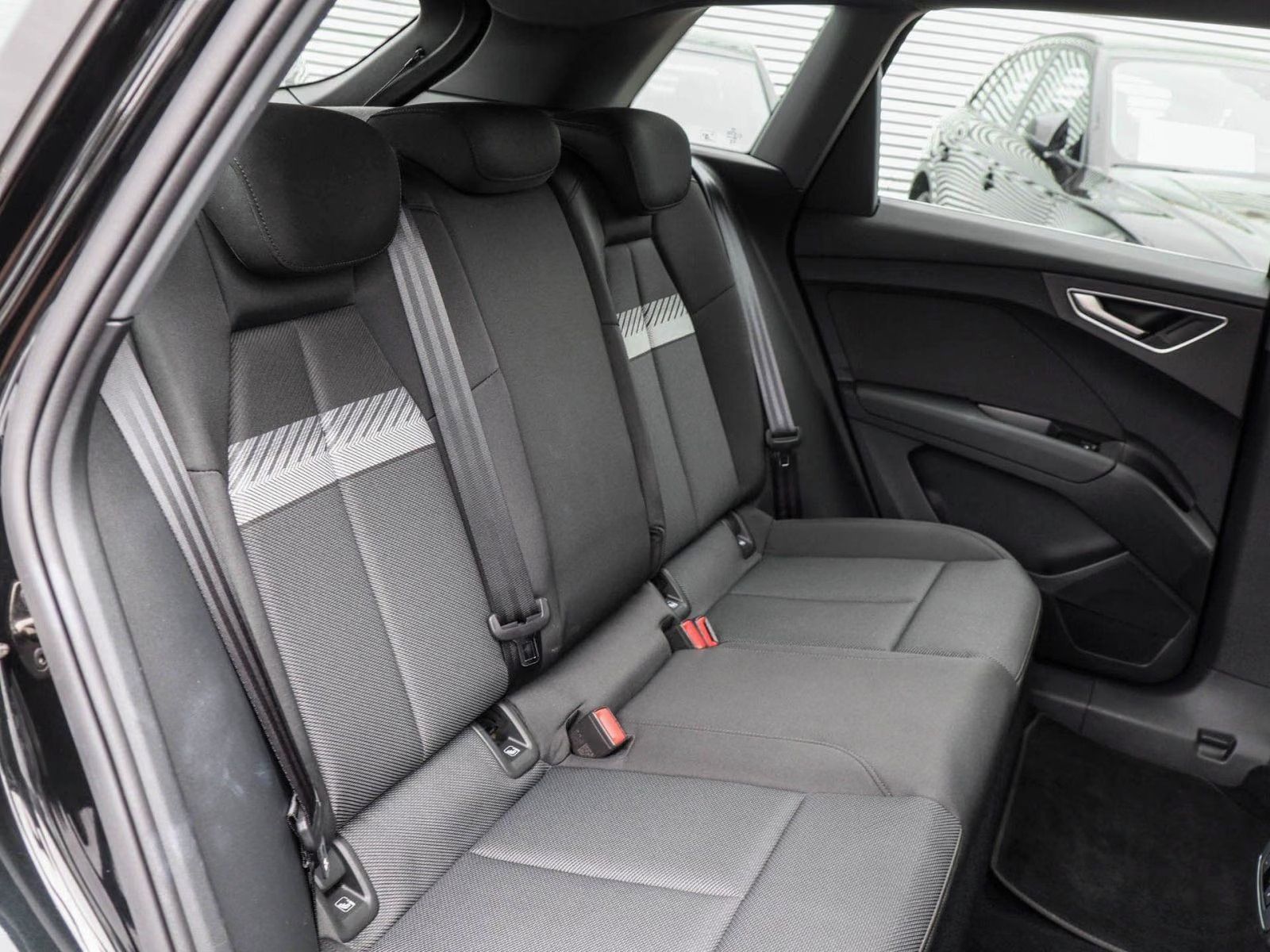 Audi Q4 e-tron, 40 150KW*Navi*Led*DAB* - fotka 6