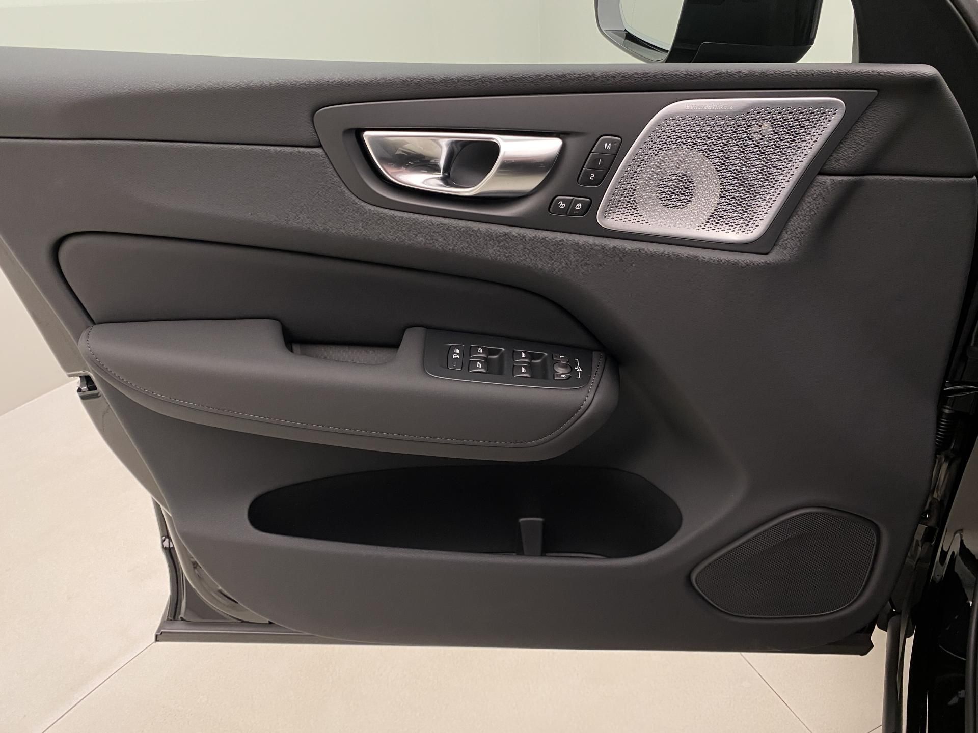 Volvo XC60, T8 AWD BLACK EDITION RECHARGE - fotka 6