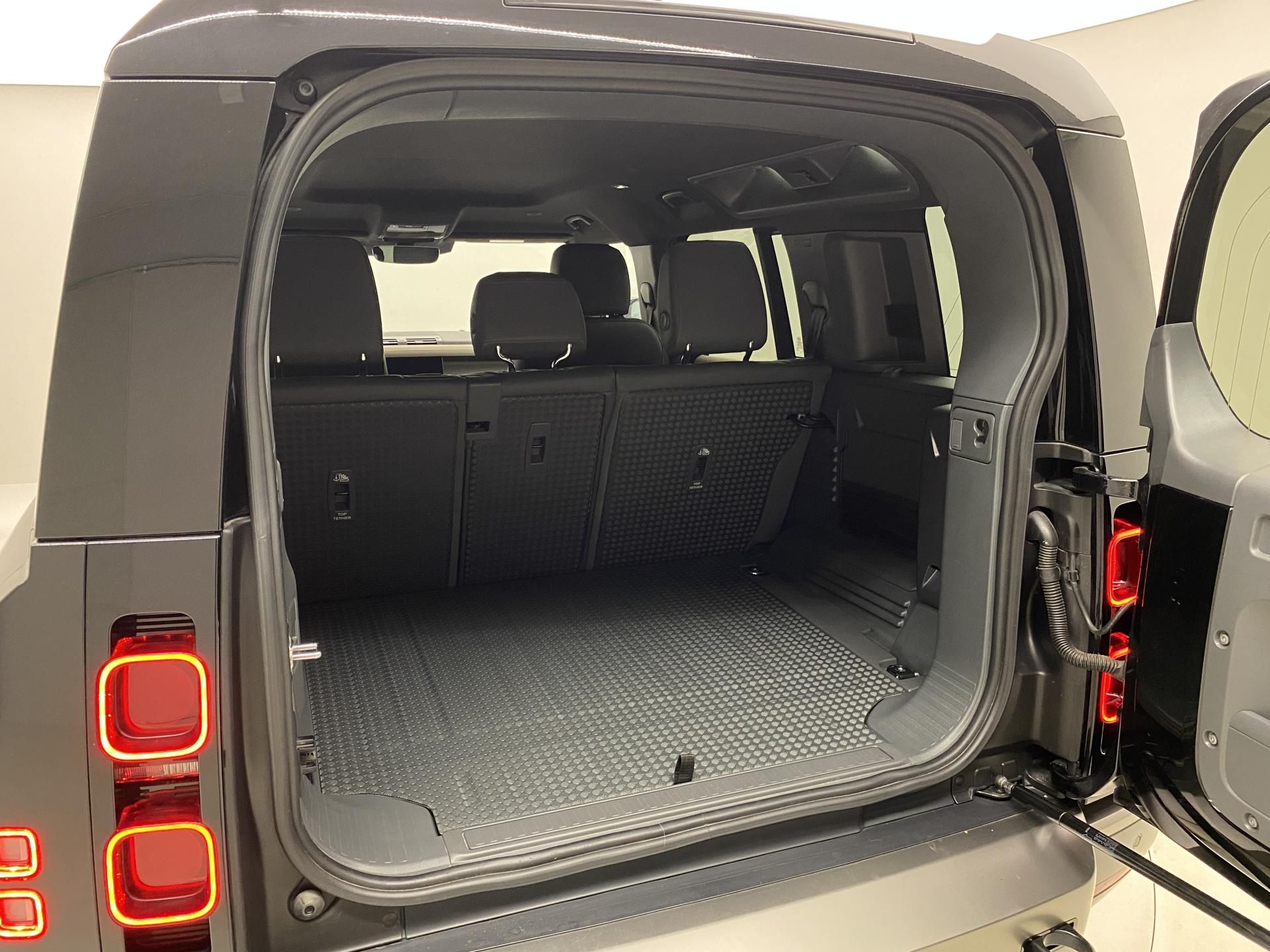 Land Rover Defender, 110 D300 X-DYNAMIC AWD AUT CZ - fotka 6
