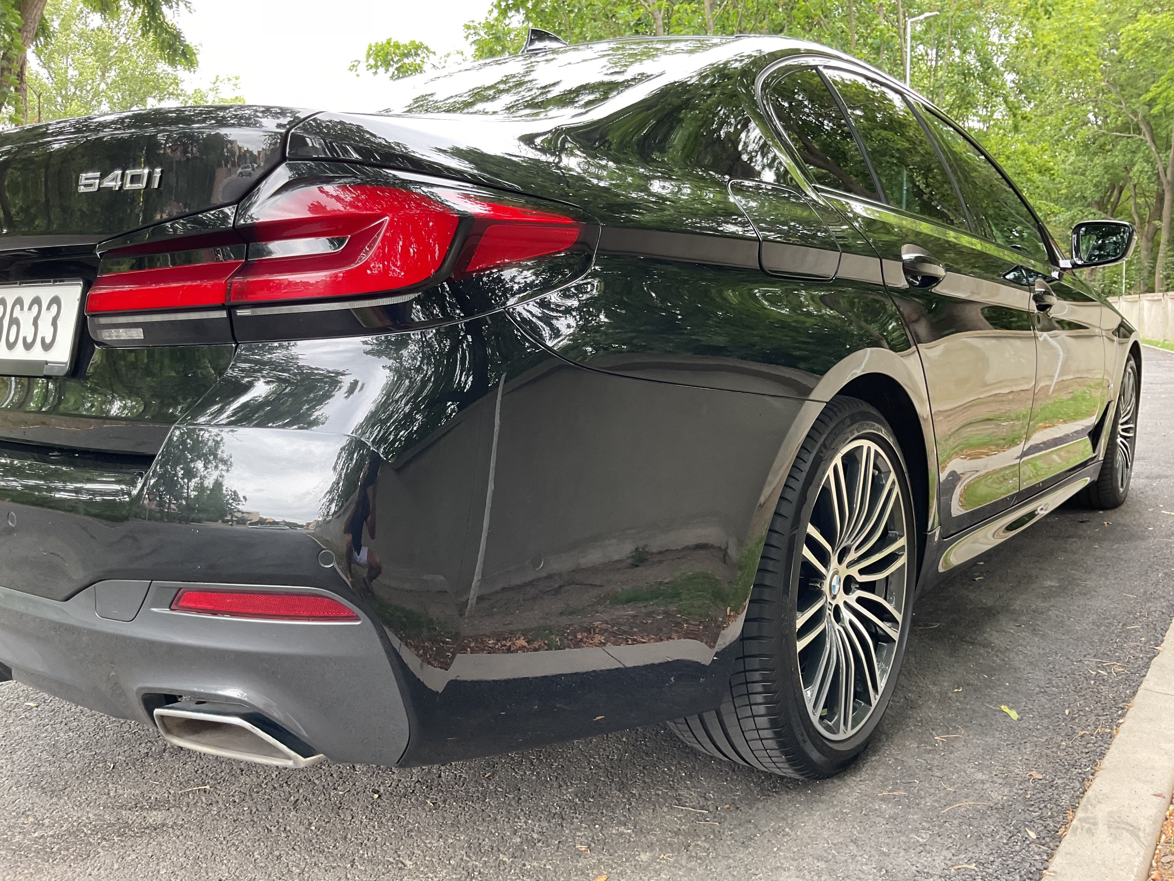 BMW Řada 5, 540i xDrive Limousine M paket - fotka 5