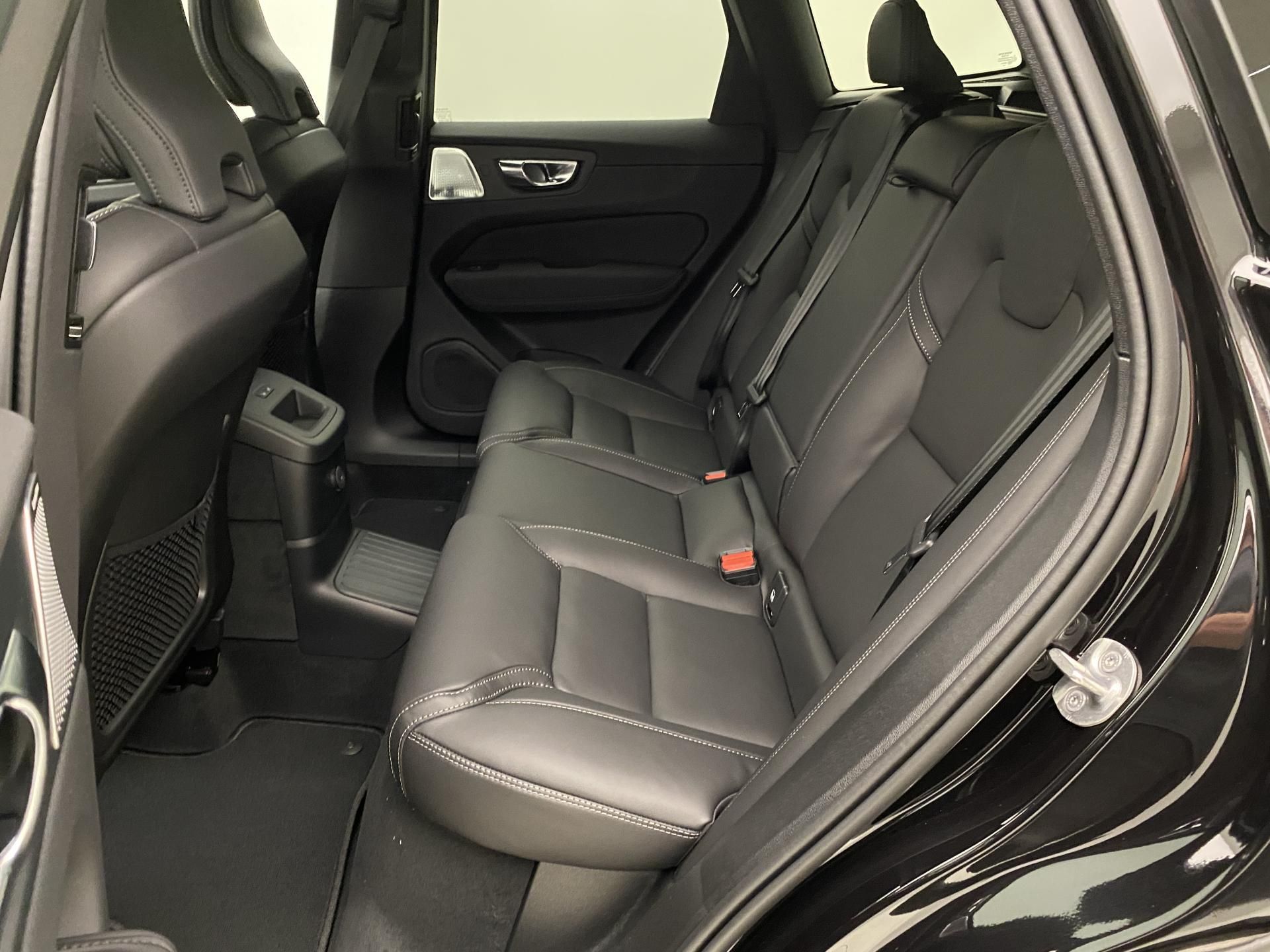 Volvo XC60, T8 AWD BLACK EDITION RECHARGE - fotka 5