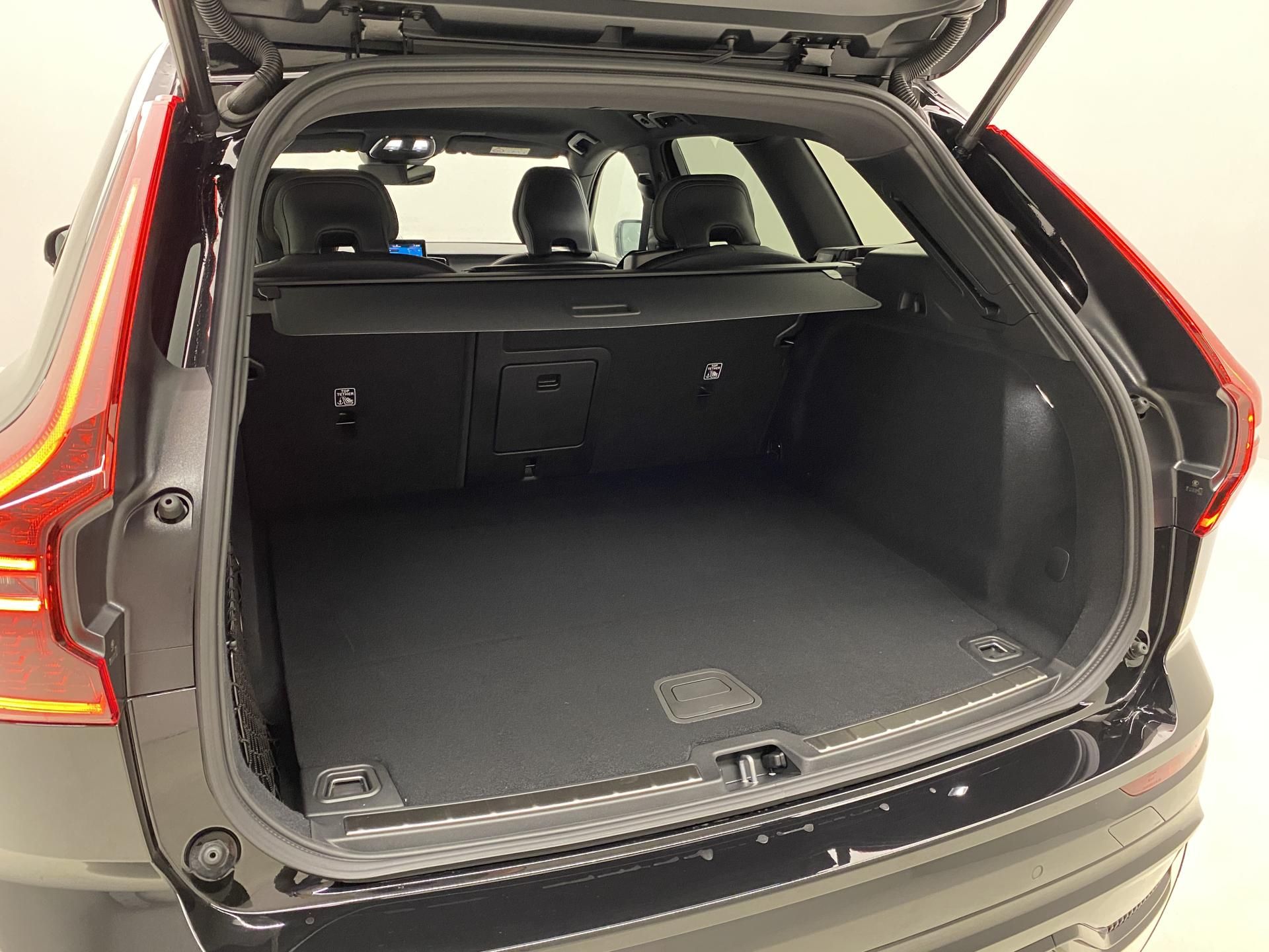 Volvo XC60, T8 AWD BLACK EDITION RECHARGE - fotka 4