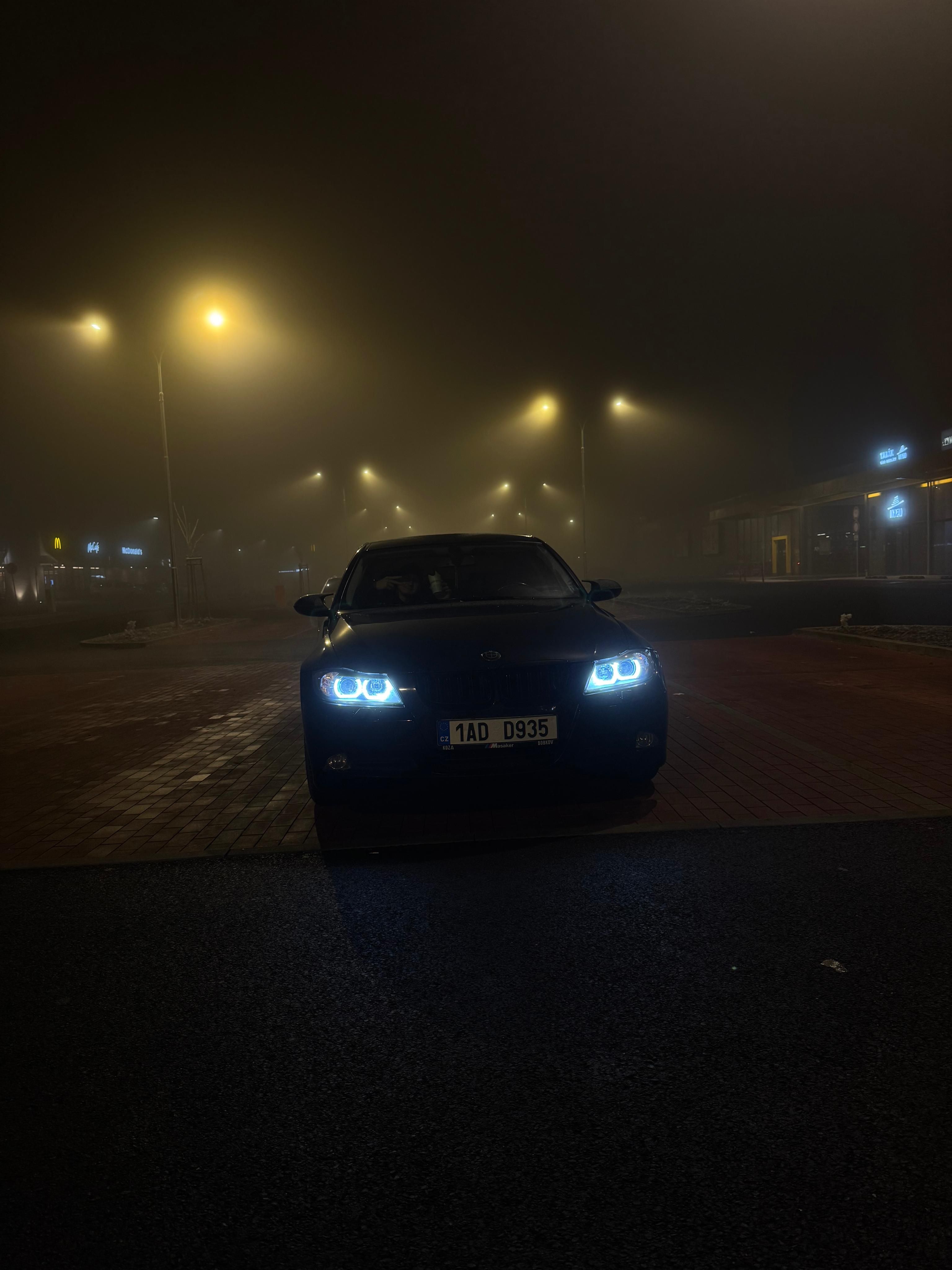 BMW Řada 3, BMW E90 320i - fotka 4