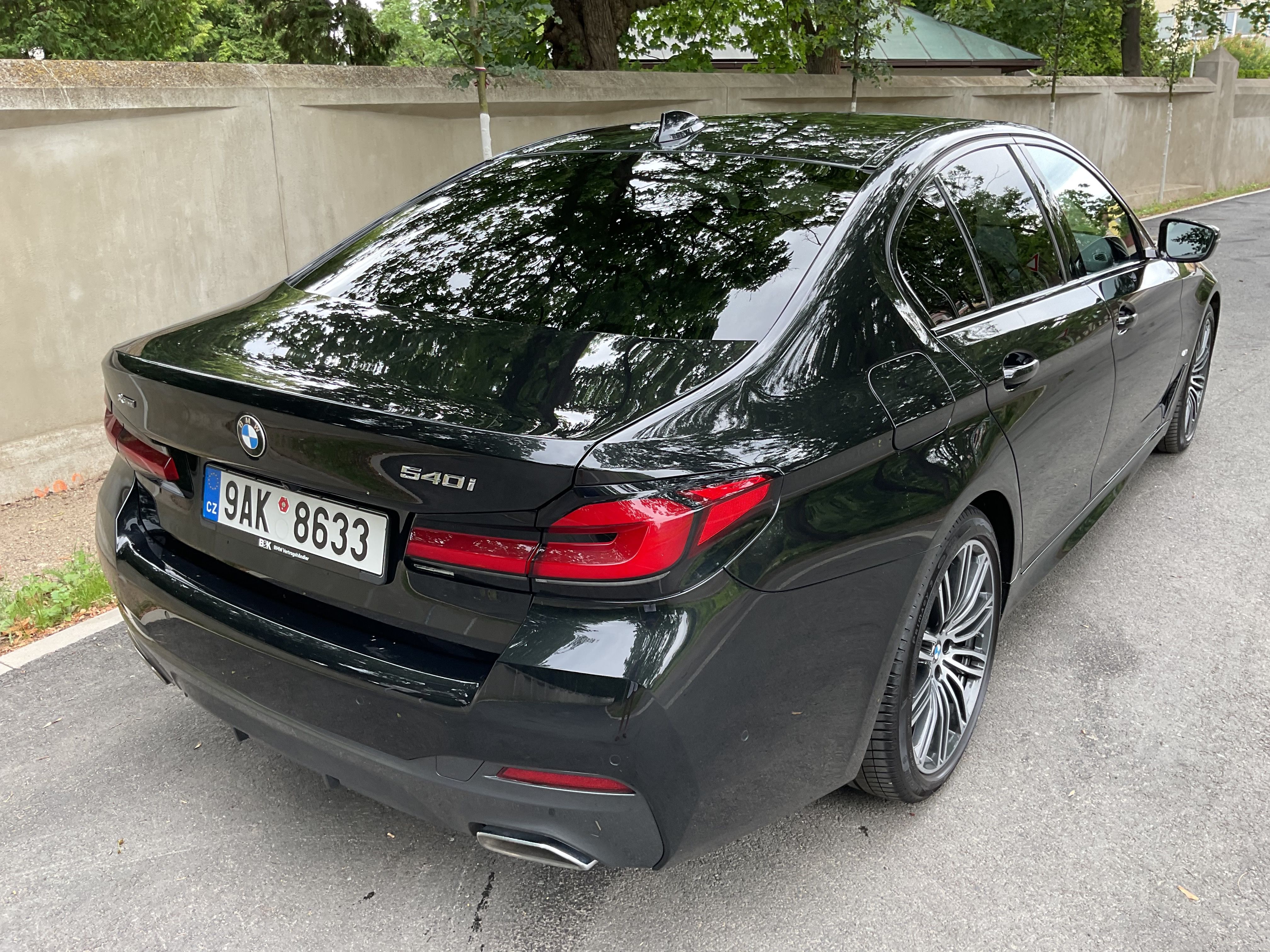 BMW Řada 5, 540i xDrive Limousine M paket - fotka 2