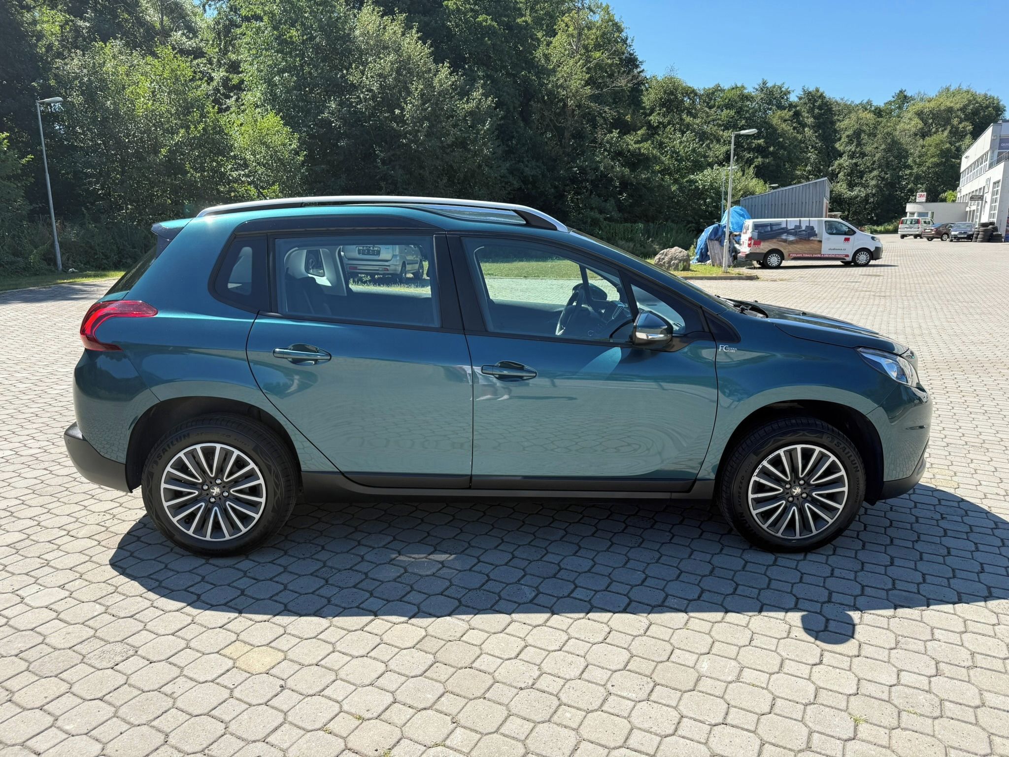 Peugeot 2008, 1,2 PureTech, ČR, 20 tis.km - fotka 4