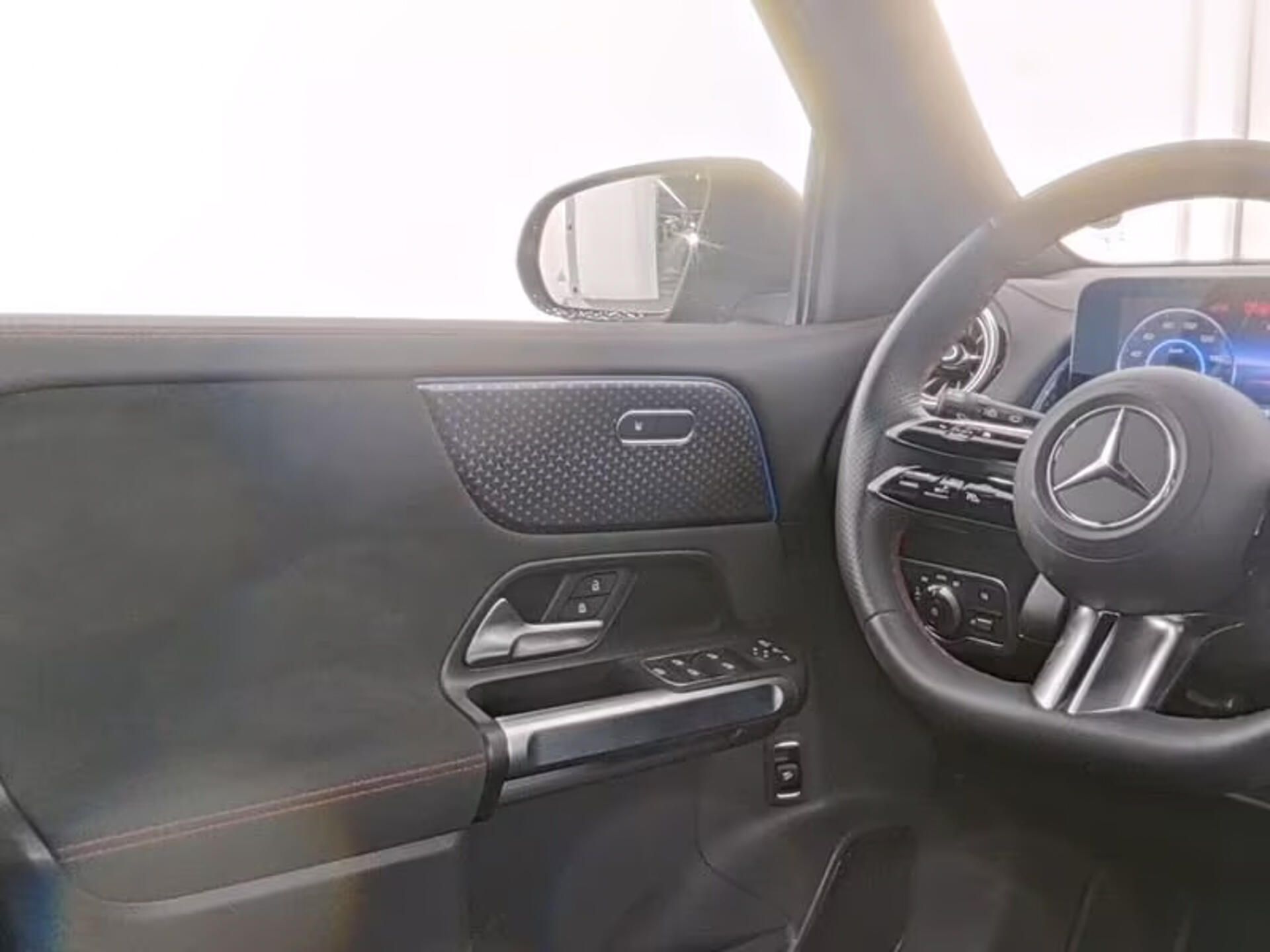 Mercedes-Benz EQB, 300 4M AMG 7míst Pano 360 Dist - fotka 5