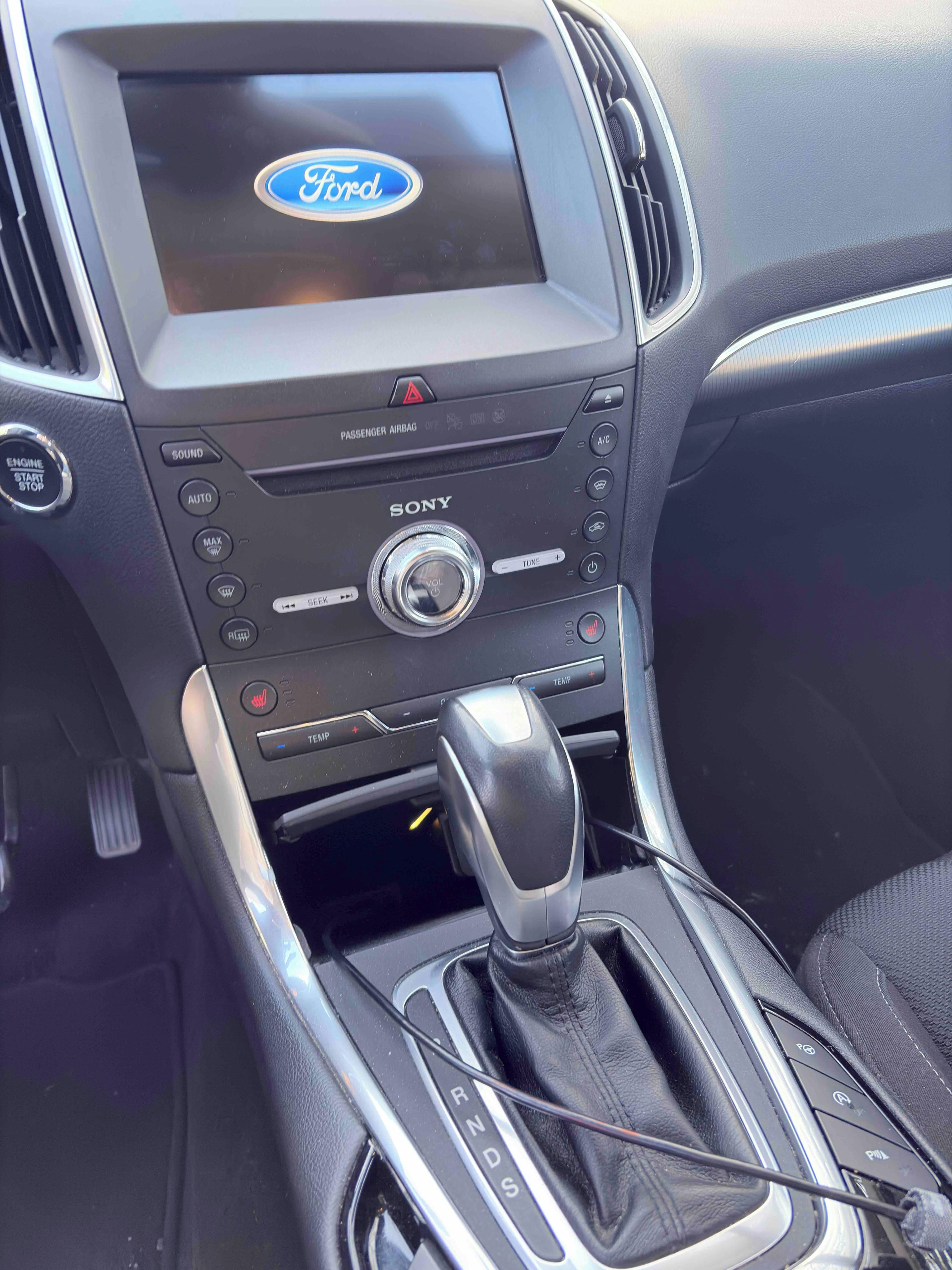 Ford S-MAX, 2.0 EcoBoost 176 kW, webasto - fotka 4
