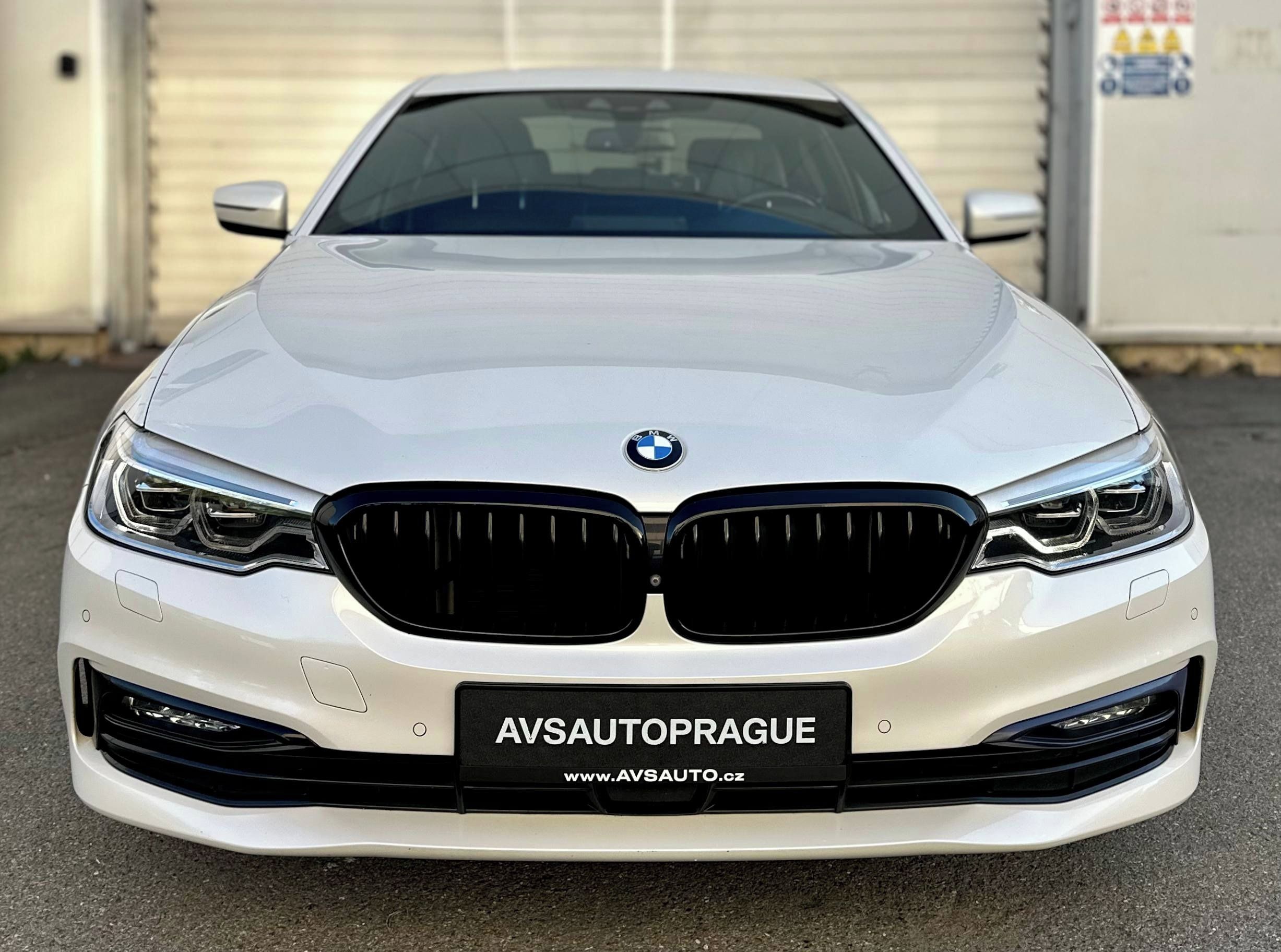 BMW Řada 5, G30 XDRIVE SPORT-LINE SEDAN - fotka 2