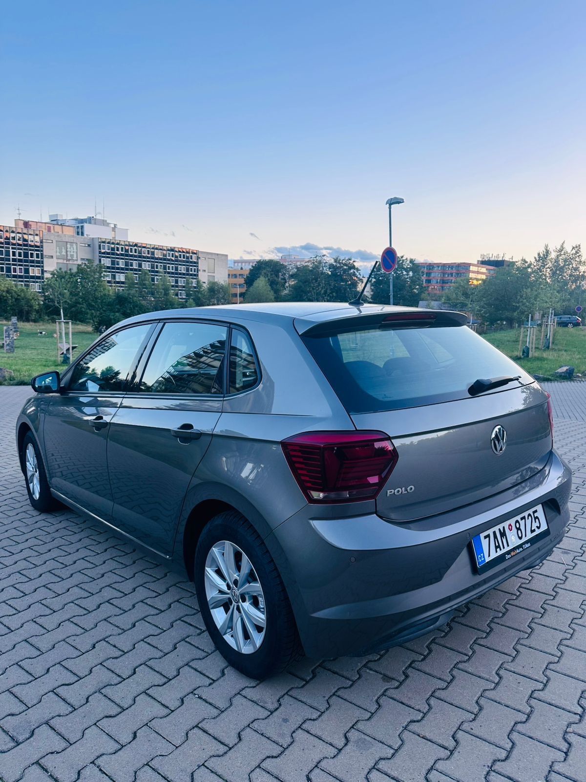 Volkswagen Polo, Highline 1.0 TSI 85 kW ojeté - fotka 4