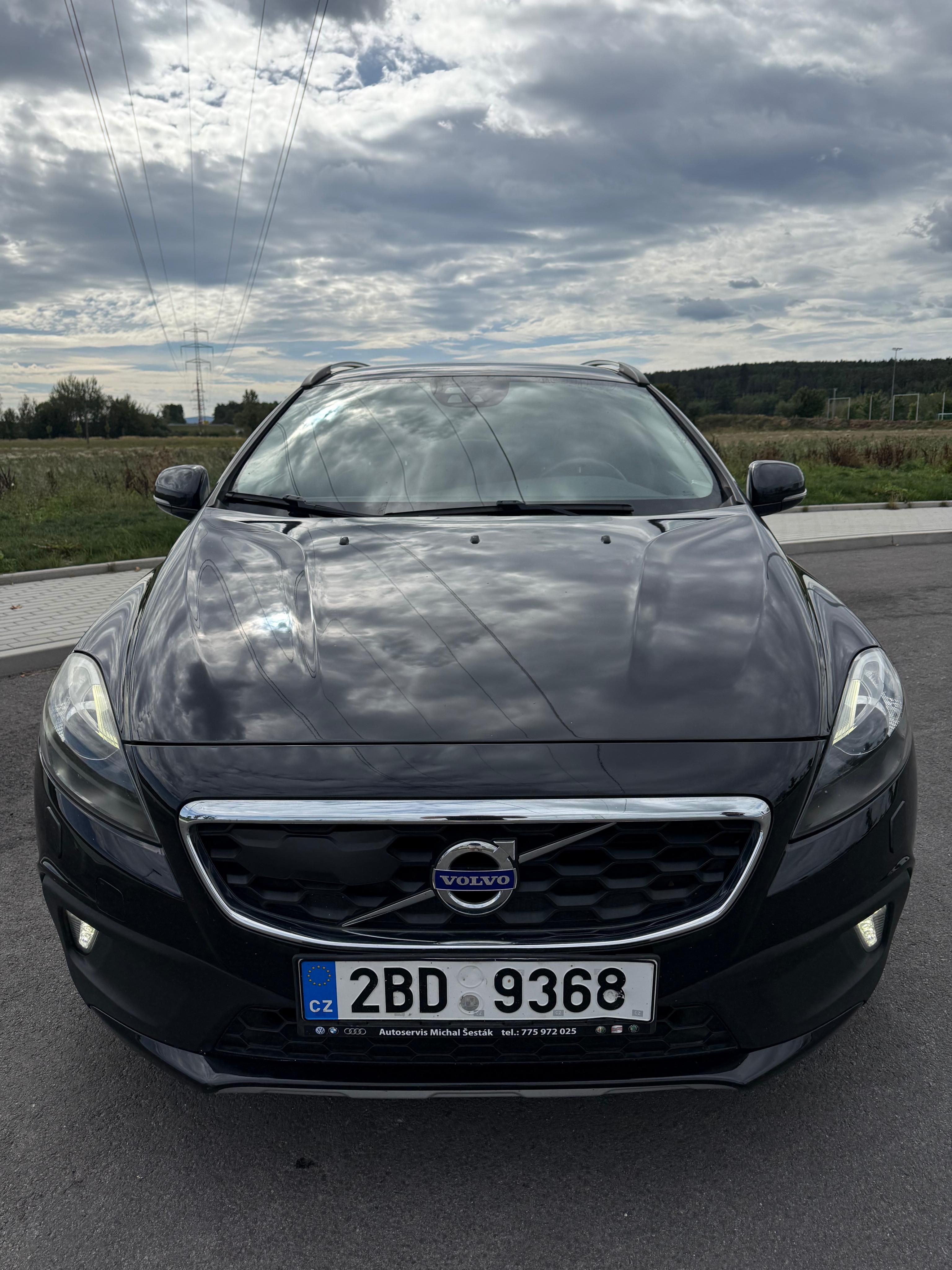Volvo V40, Cross Country D3 2.0 Momentum - fotka 2