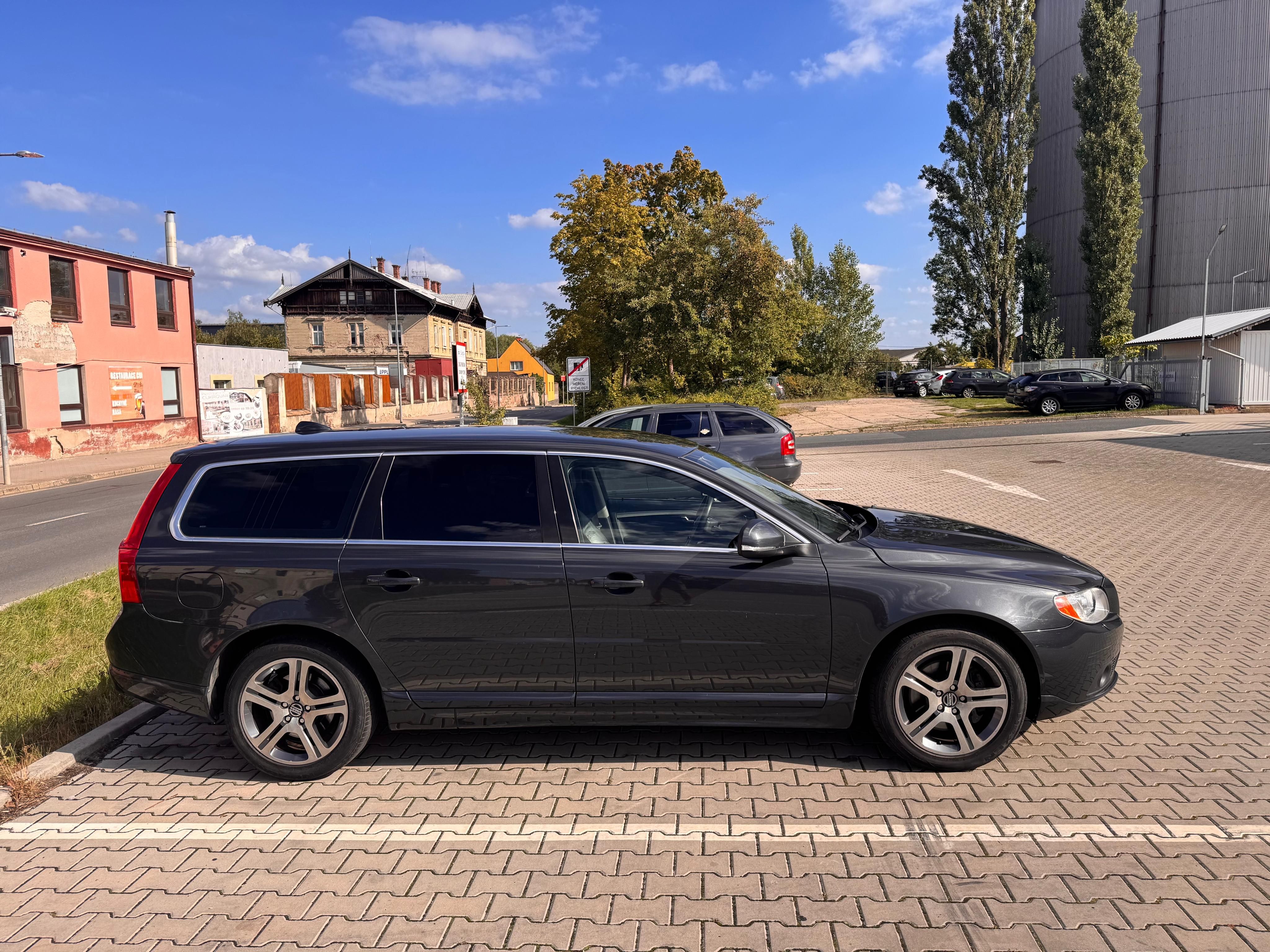 Volvo V70, Kůže,xenony,tažné,2 sady kol - fotka 4