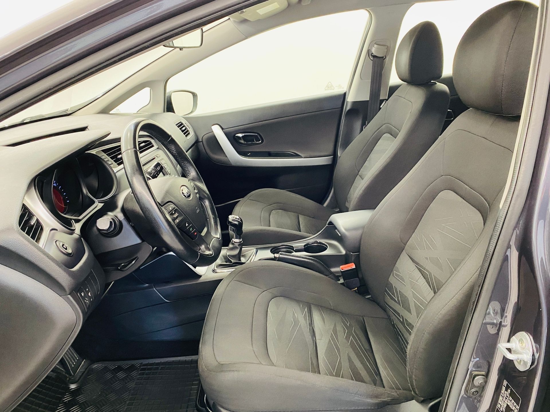 Kia Cee´d, 1.4 CVVT 73 kW Klima 1. maj.ČR - fotka 5