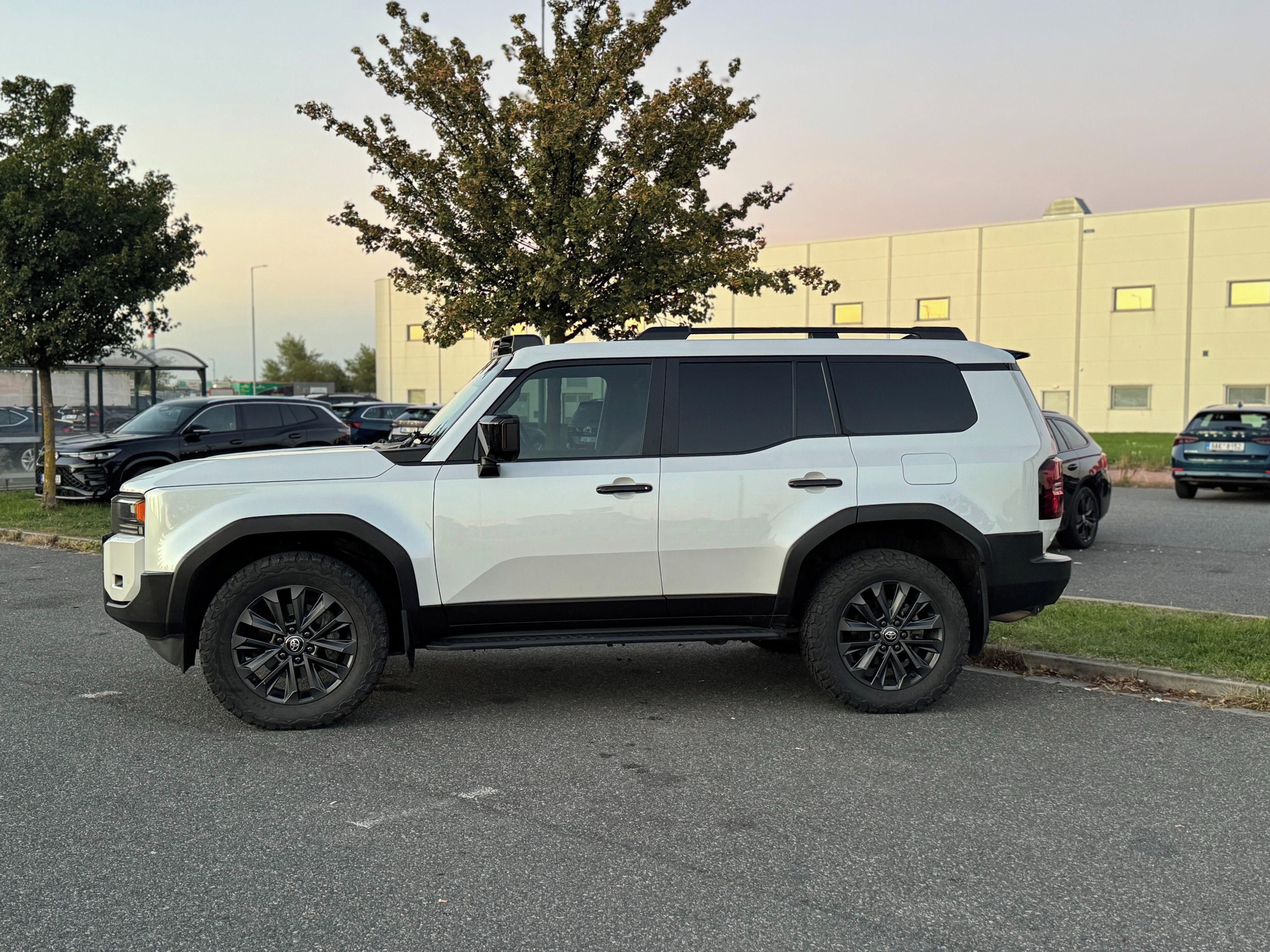 Toyota Land Cruiser, 2.8 D-4D Executive Skyview - fotka 3