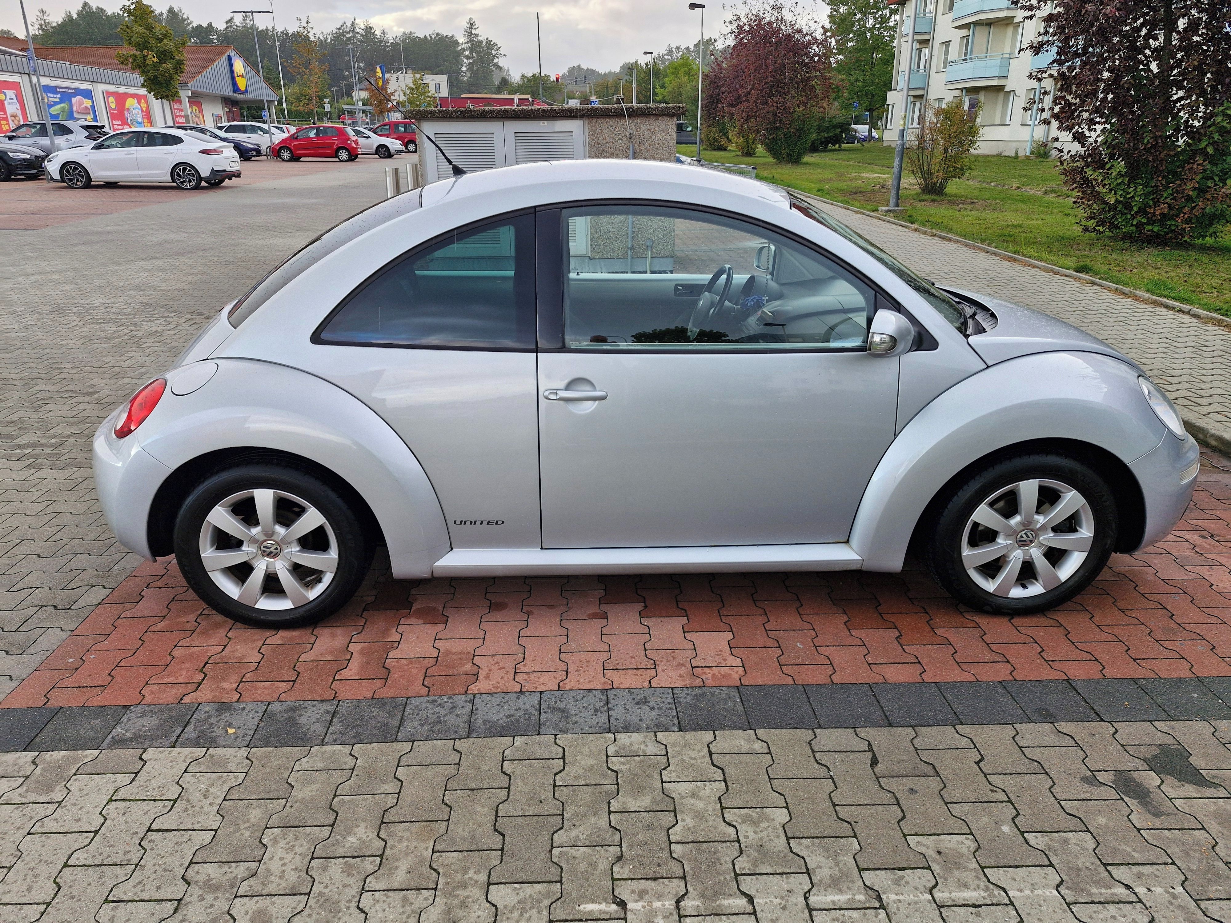 Volkswagen New Beetle, 1,6, servisovaný, udržovaný - fotka 4