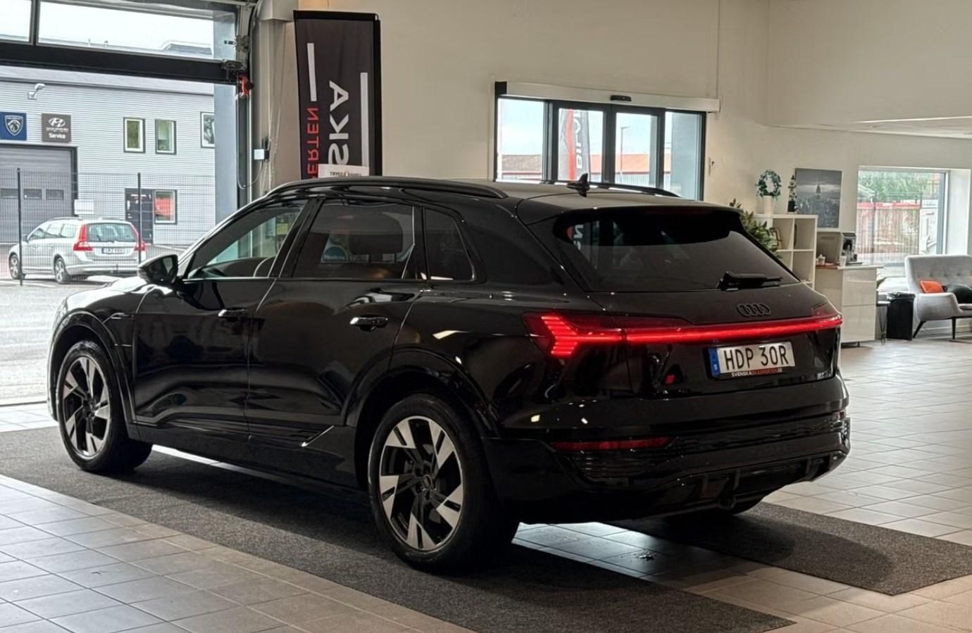 Audi Q8 e-tron, 55 Q SoH 97% 360k Pano Vzduch - fotka 5