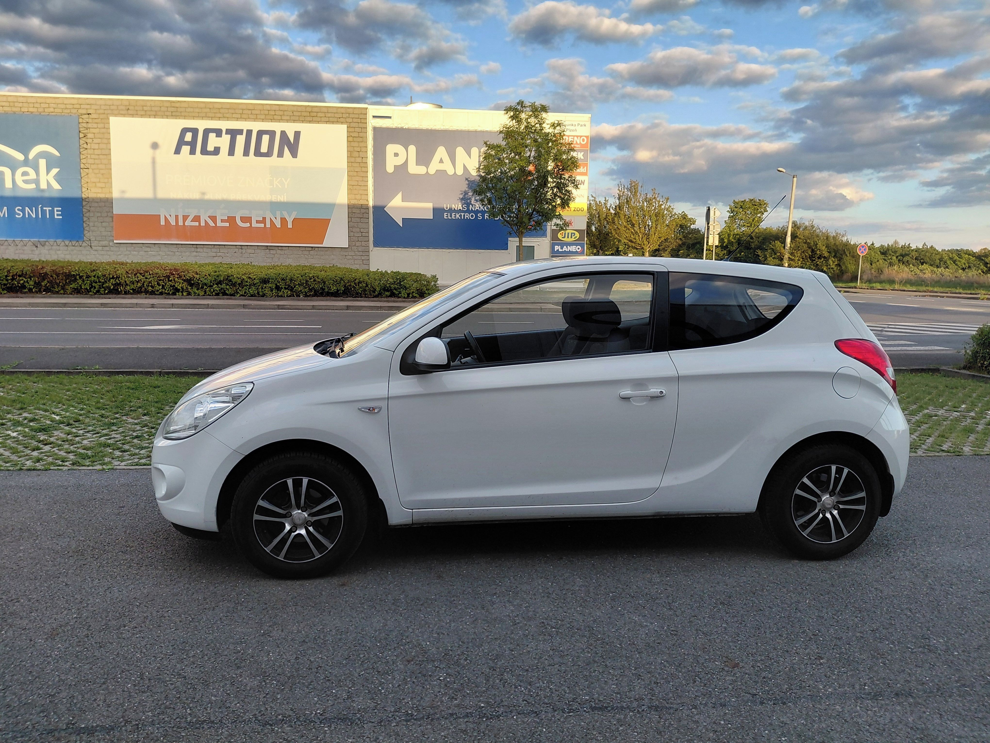 Hyundai i20, 1.4i 73KW SPOLEHLIVÉ AUTO!! - fotka 4