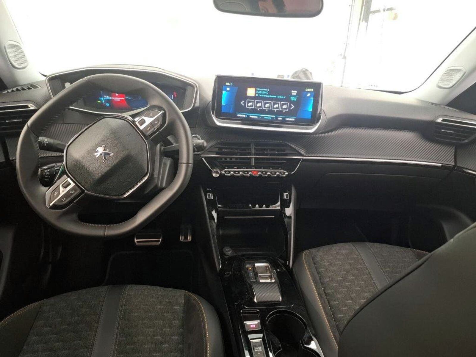 Peugeot 2008, 50 kWh, SoH 94%, Automat - fotka 3