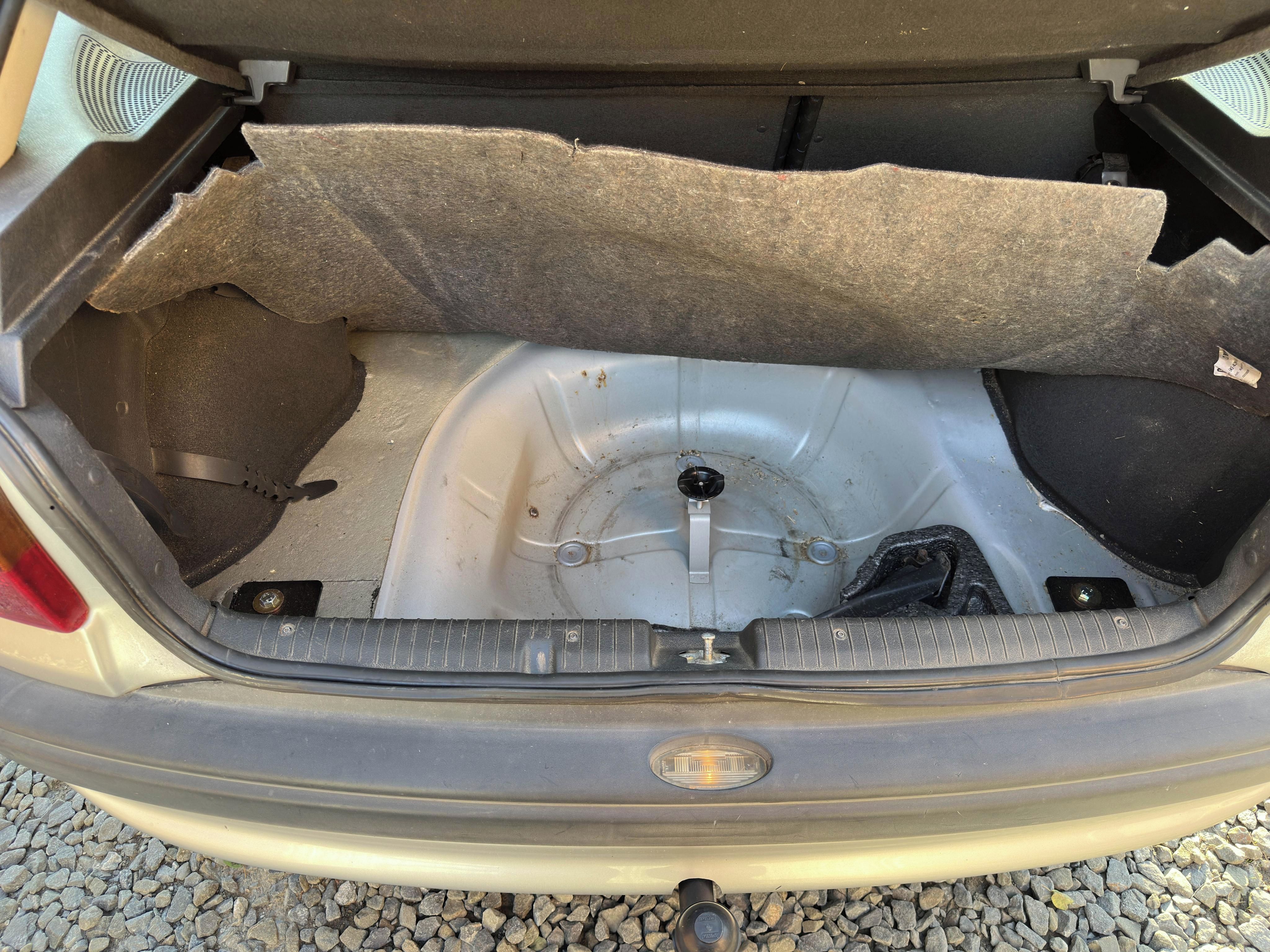 Opel Astra, Na servis nebo díly - fotka 6