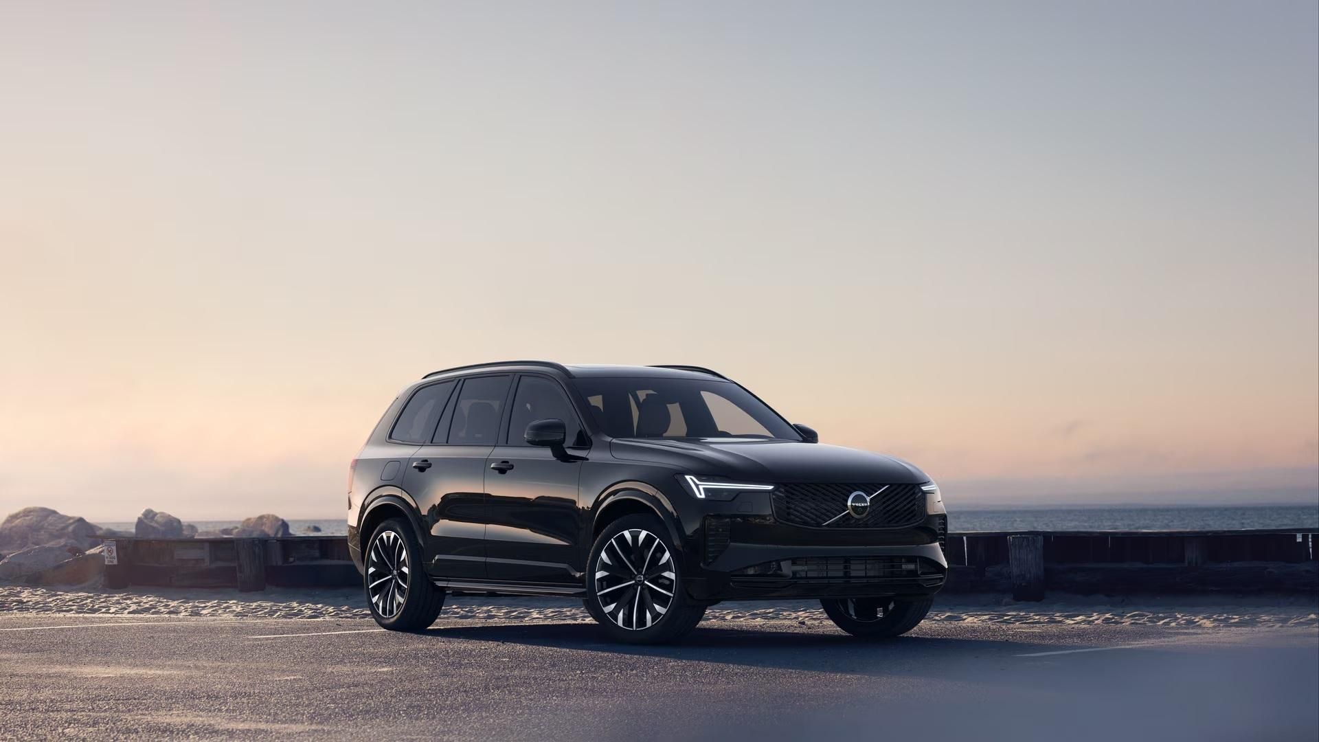 Volvo XC90, B5 AWD AUT DARK ULTRA 7míst - fotka 2