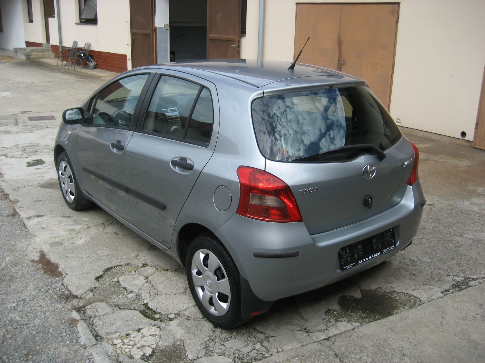 Toyota Yaris, 1.0, 140000 KM - fotka 4