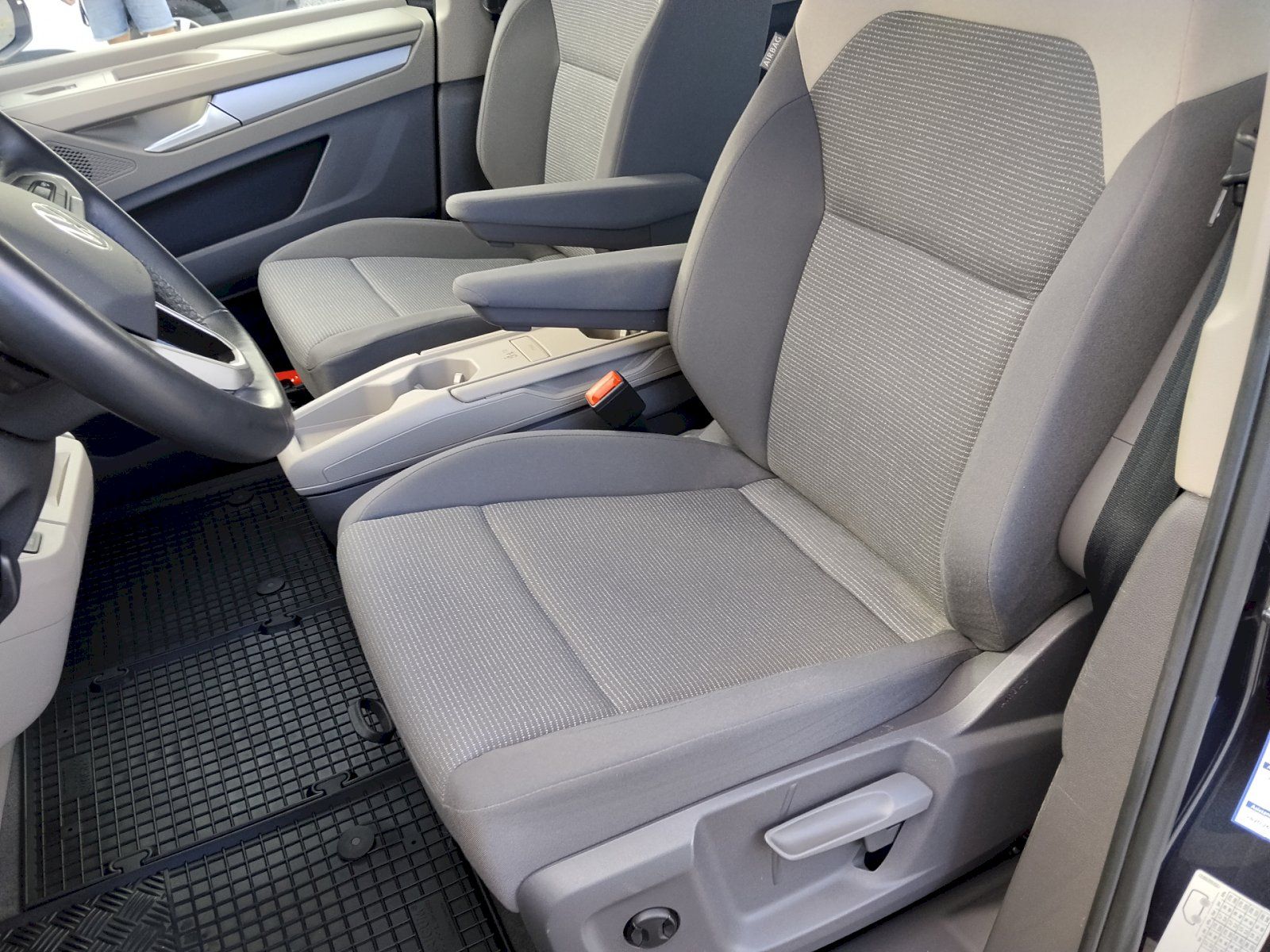 Volkswagen Multivan, NOVÝ MULTIVAN 1,5 TSI DSG 7 Mí - fotka 6