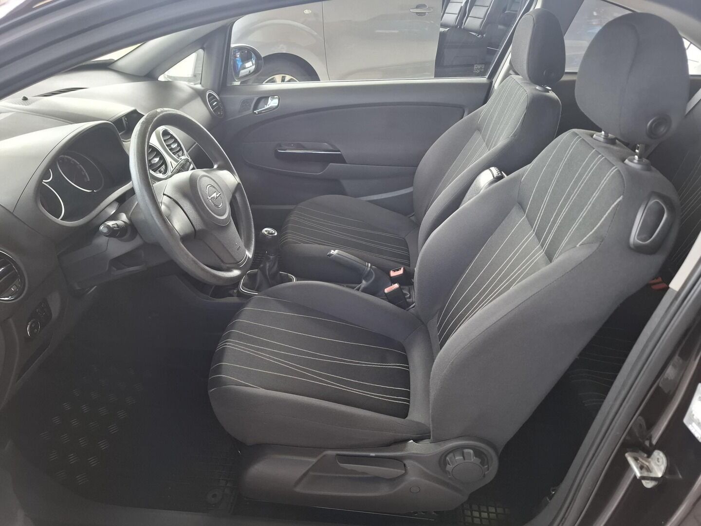 Opel Corsa, 1.2i 63KW 2011 - fotka 5