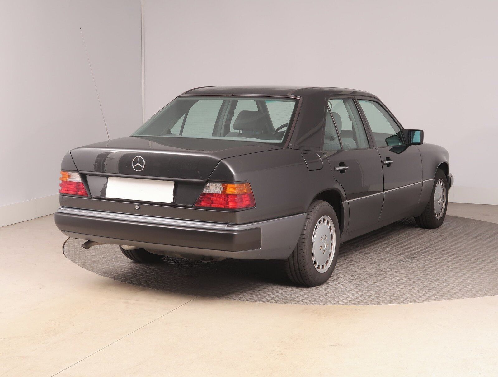 Mercedes-Benz Třídy E, 200 D - fotka 5