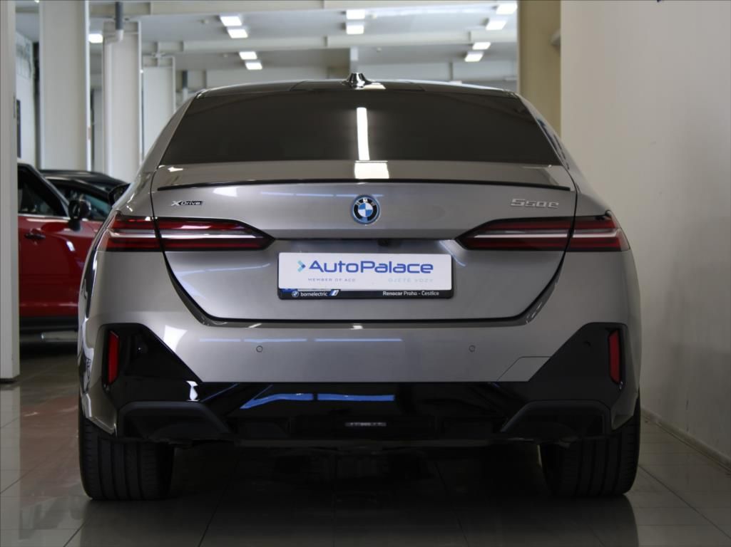 BMW Řada 5, 3,0 550e xDrive M-paket Bowers - fotka 4