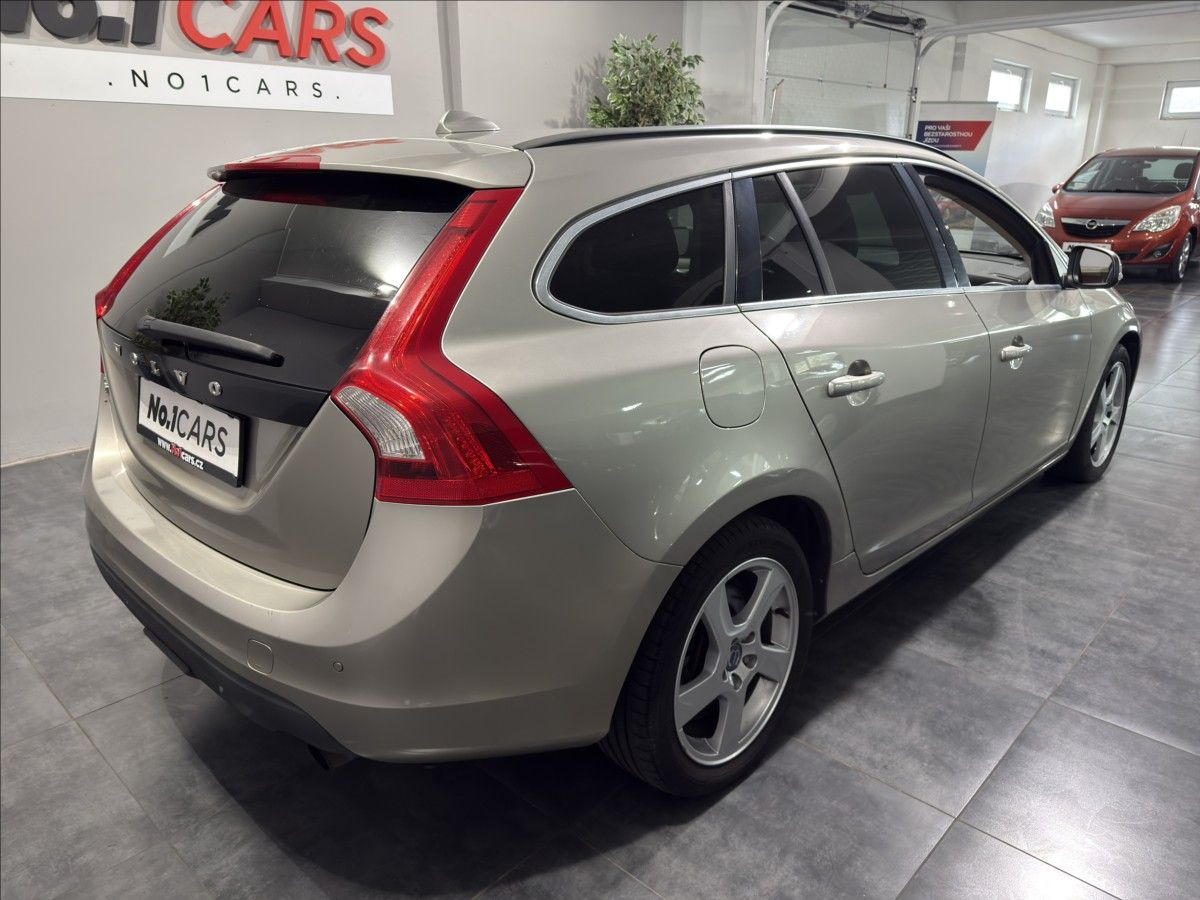 Volvo V60, 2,0   T5 177KW SUMMUM XENON - fotka 5
