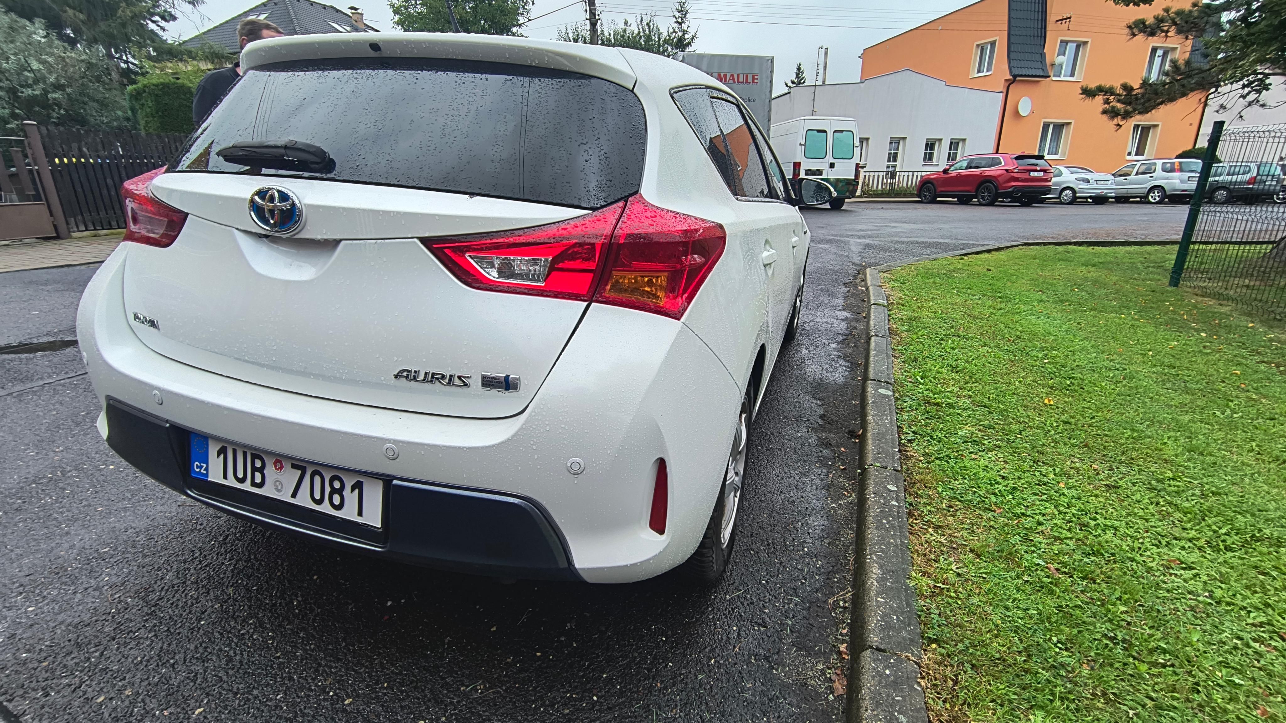 Toyota Auris, 1.8 Hybrid, servisováno - fotka 3