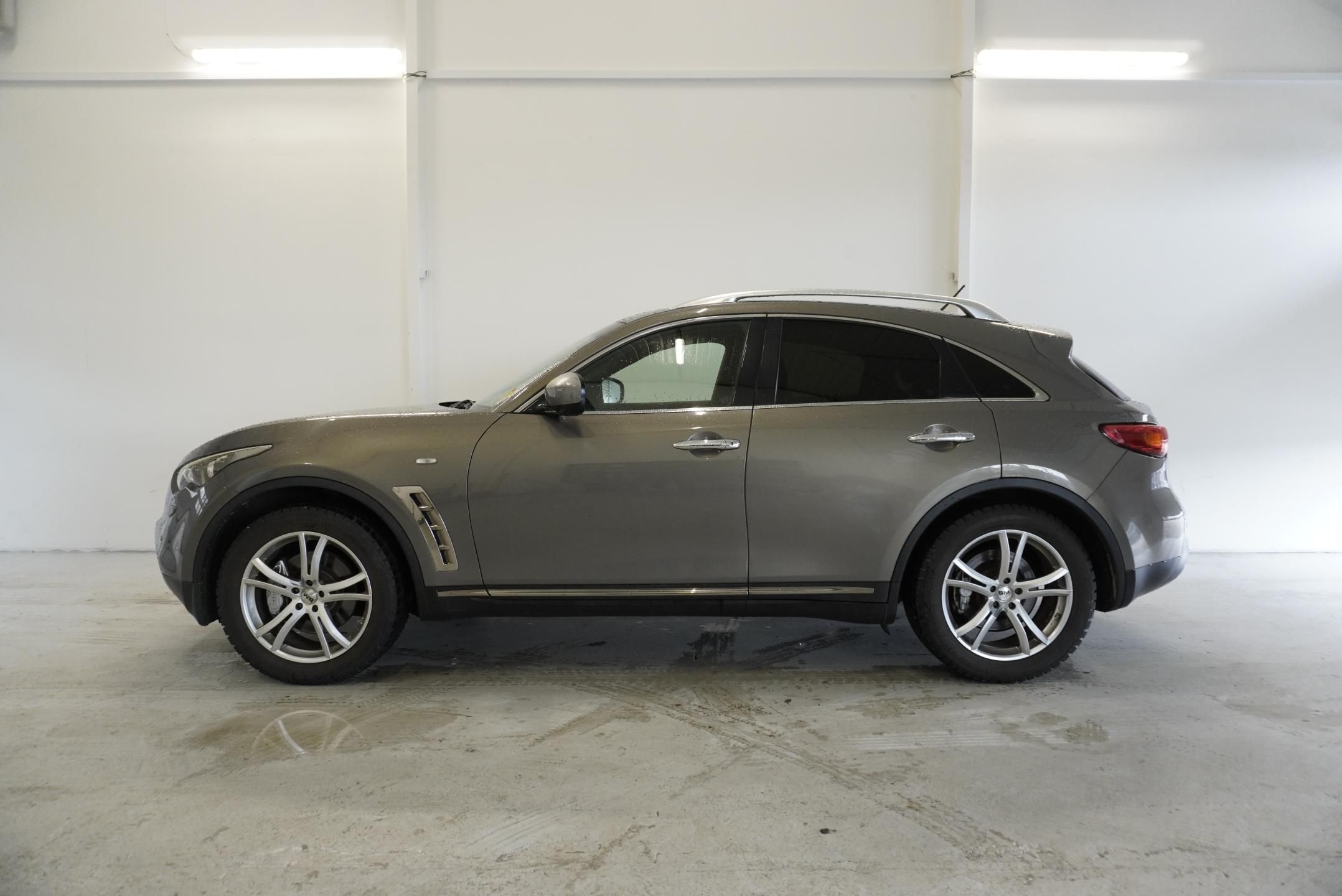 Infiniti FX50, 5.0 V8 287 kW AWD AUTOMAT - fotka 2