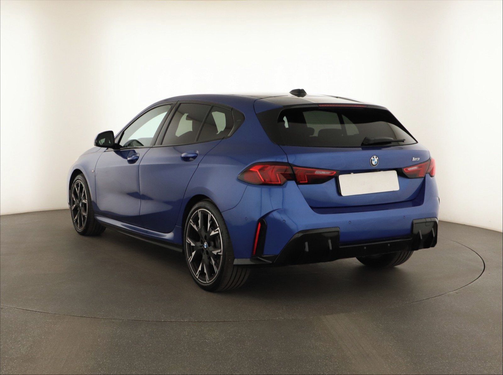 BMW Řada 1, 123 xDrive - fotka 4