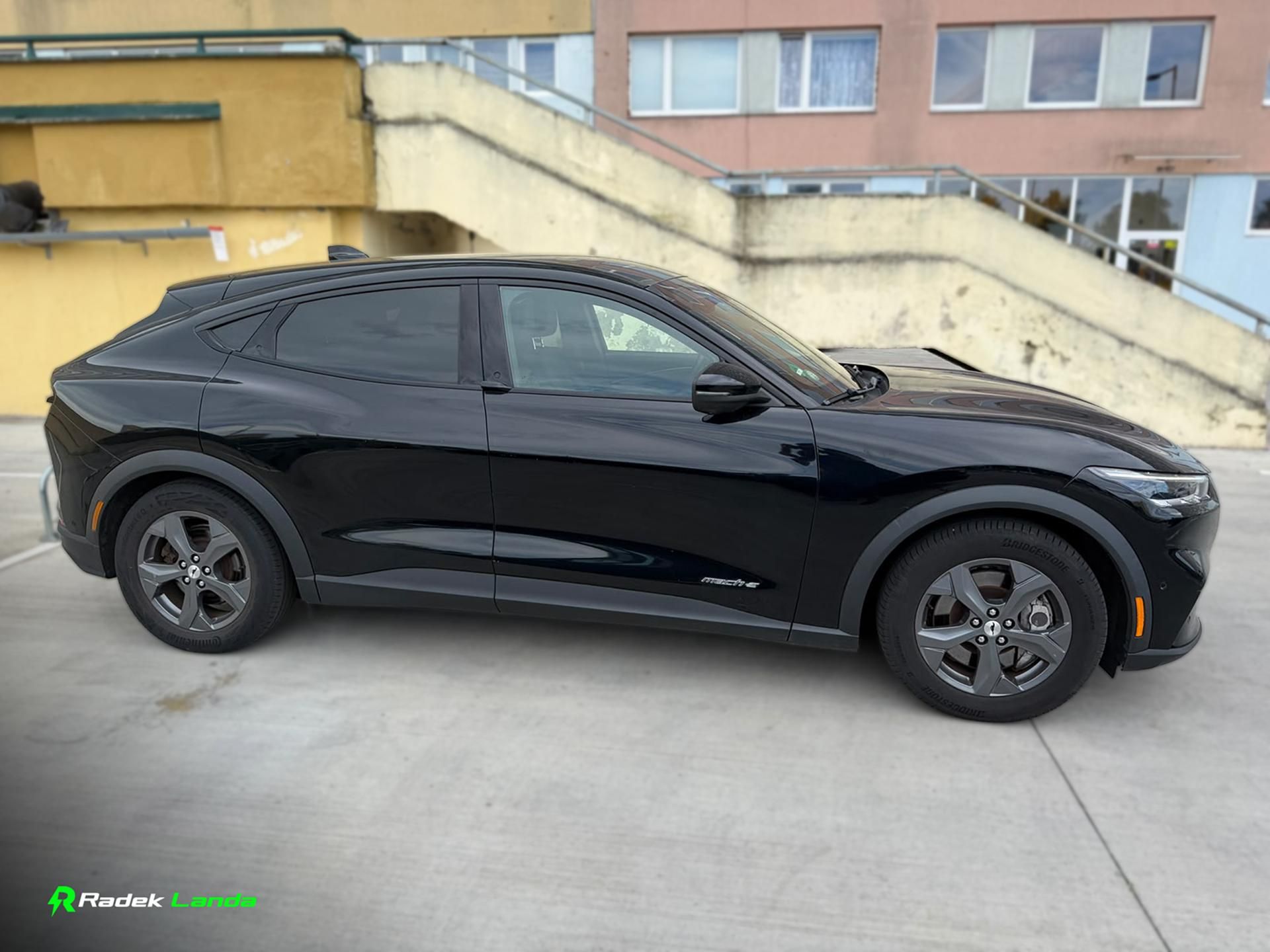 Ford Mustang Mach-E, Standard Range RWD 75,7 kWh - fotka 6